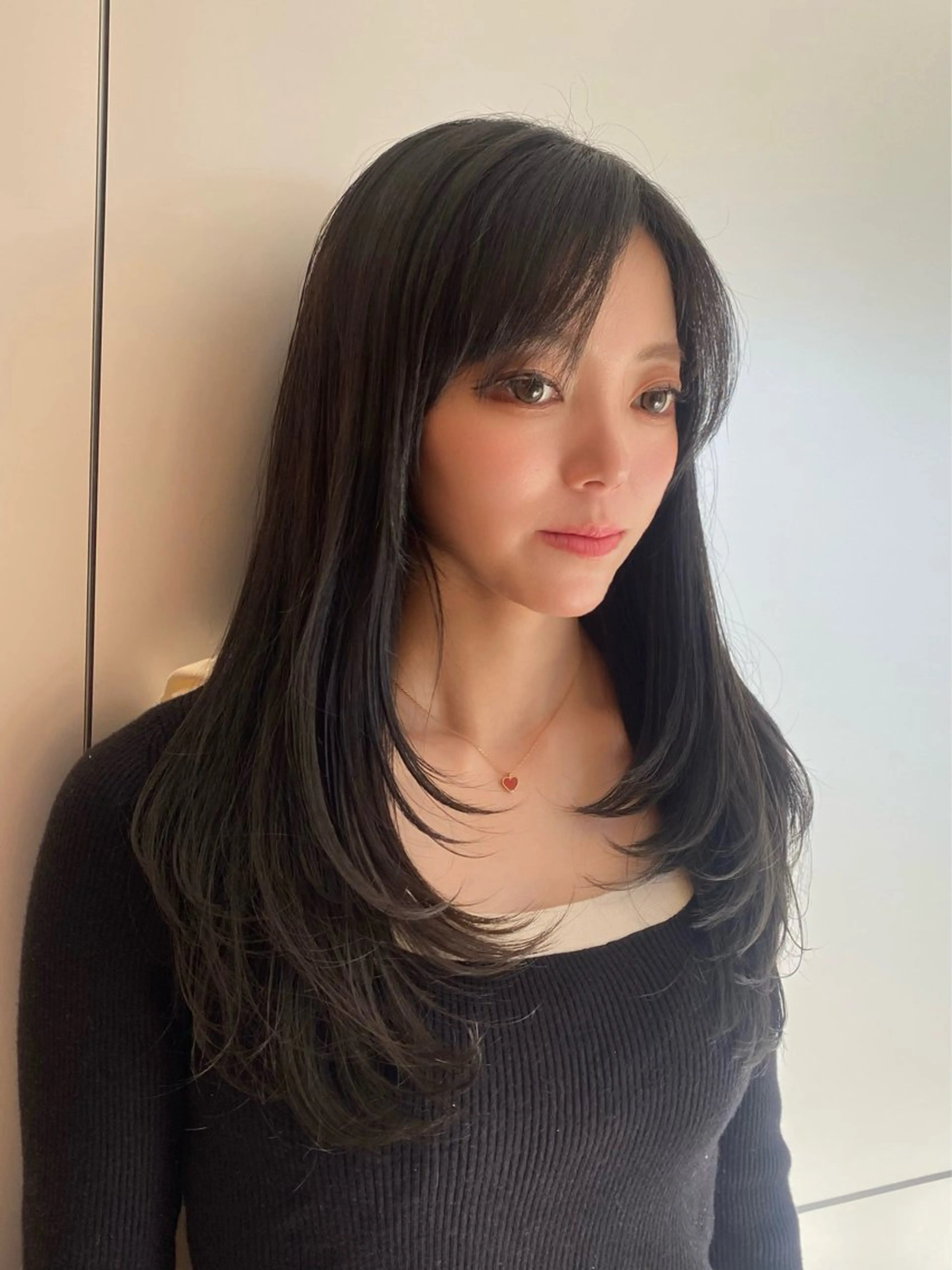 ロング カラー ヘアアレンジ ロングレイヤー ブリーチ ブラウンカラー チョコレートブラウン 透明感カラー カット ヘアカラー 顔周り小顔レイヤー ×ブリーチなしカラーのヘアスタイル