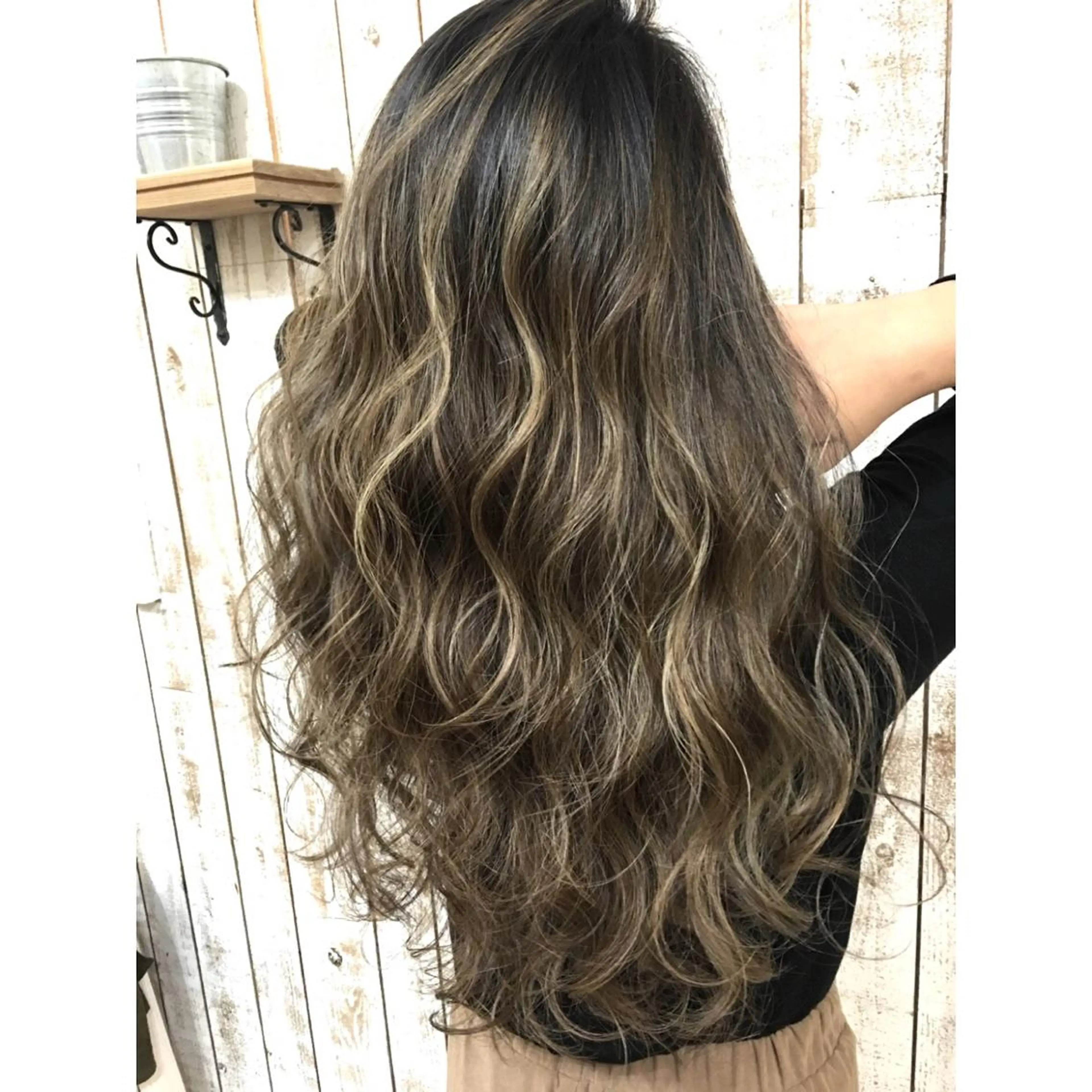 ロング カラー バレイヤージュ ベージュカラー レイヤーカット ヘアカラー トリートメント 井上 一平のヘアスタイル