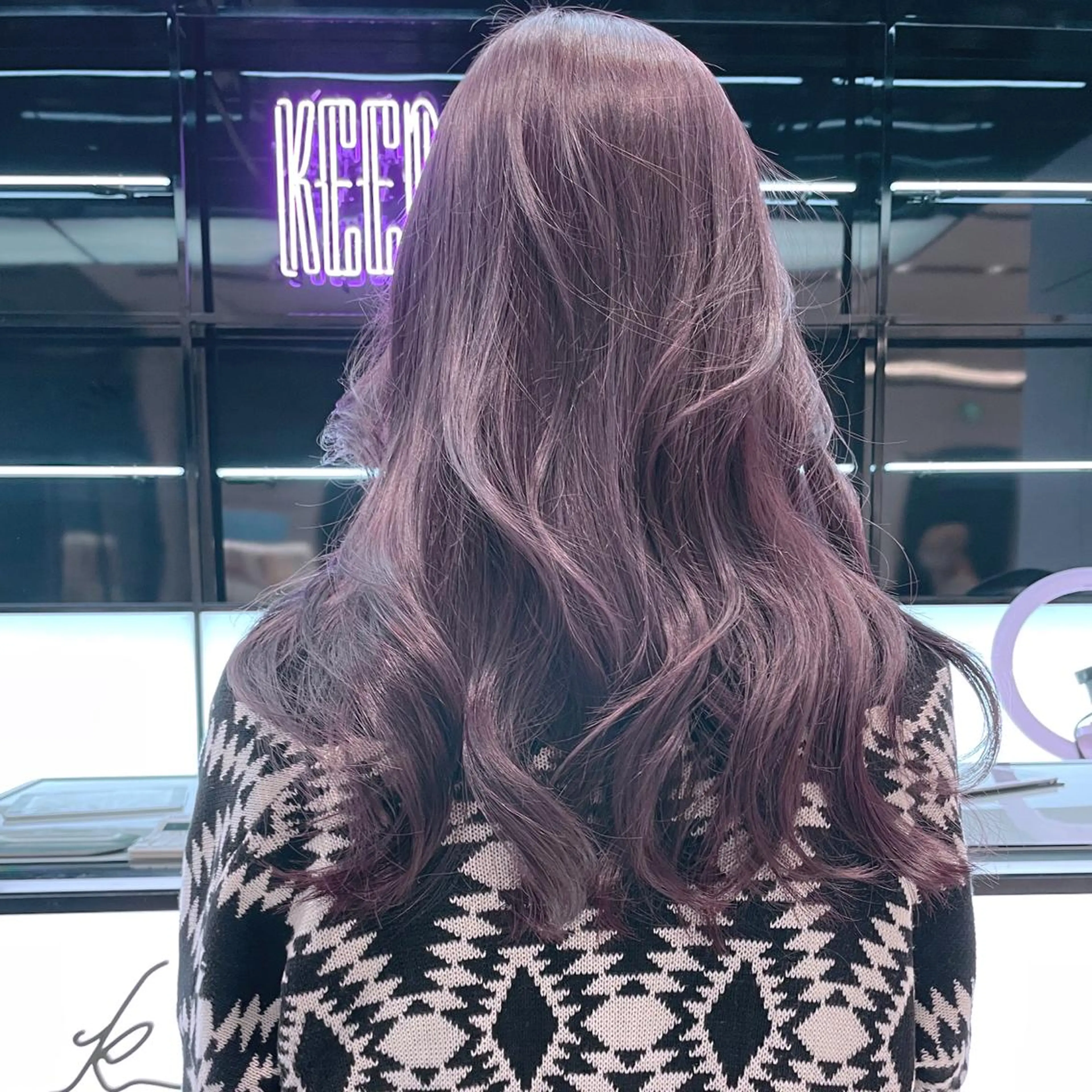 ロング カラー ブリーチ パープルカラー カット ヘアカラー 相川 愛実のヘアスタイル