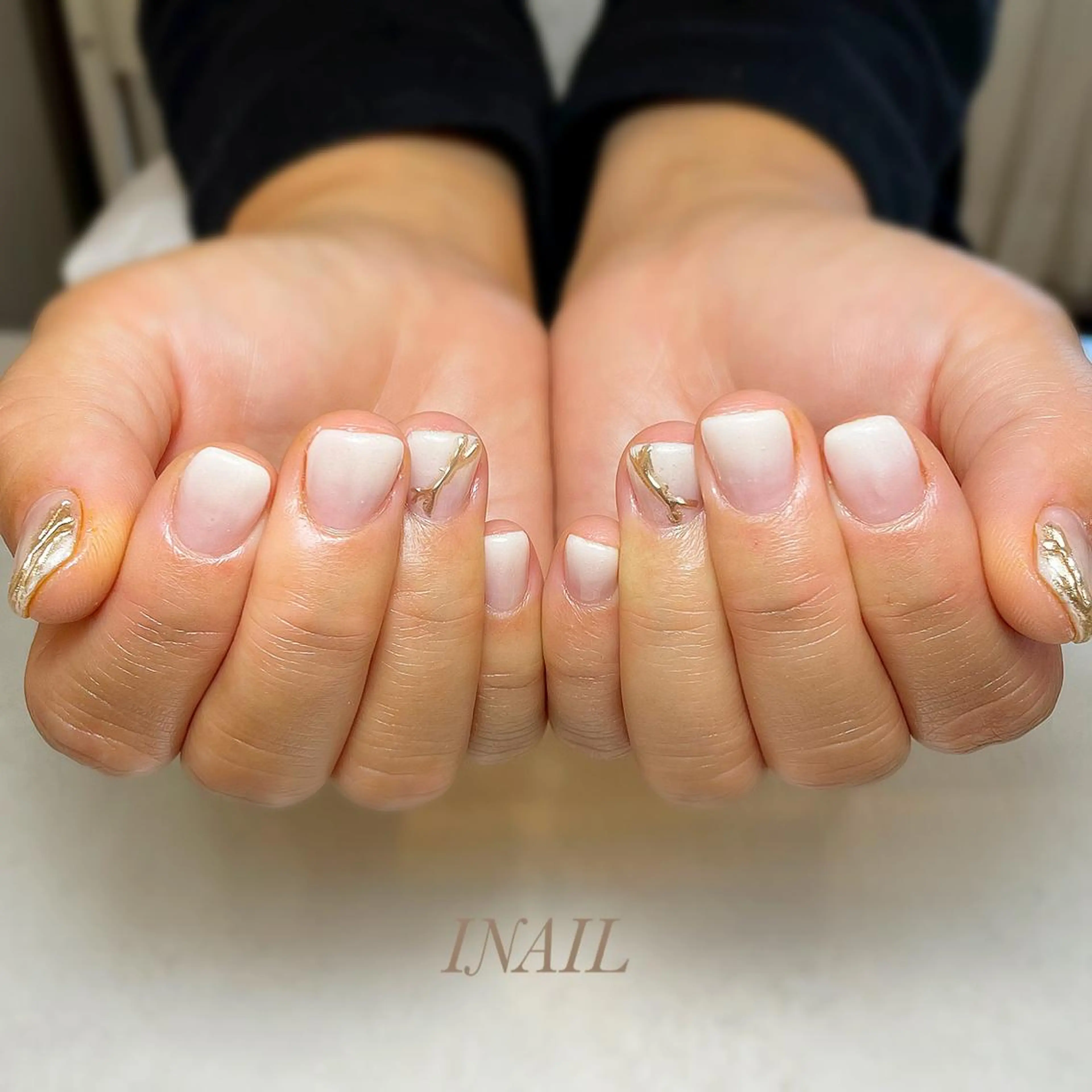 ネイル アートネイル グラデーション ホワイト ハンドネイル ハンドケア 越谷市ネイルサロン INAILアイネイルのネイルデザイン