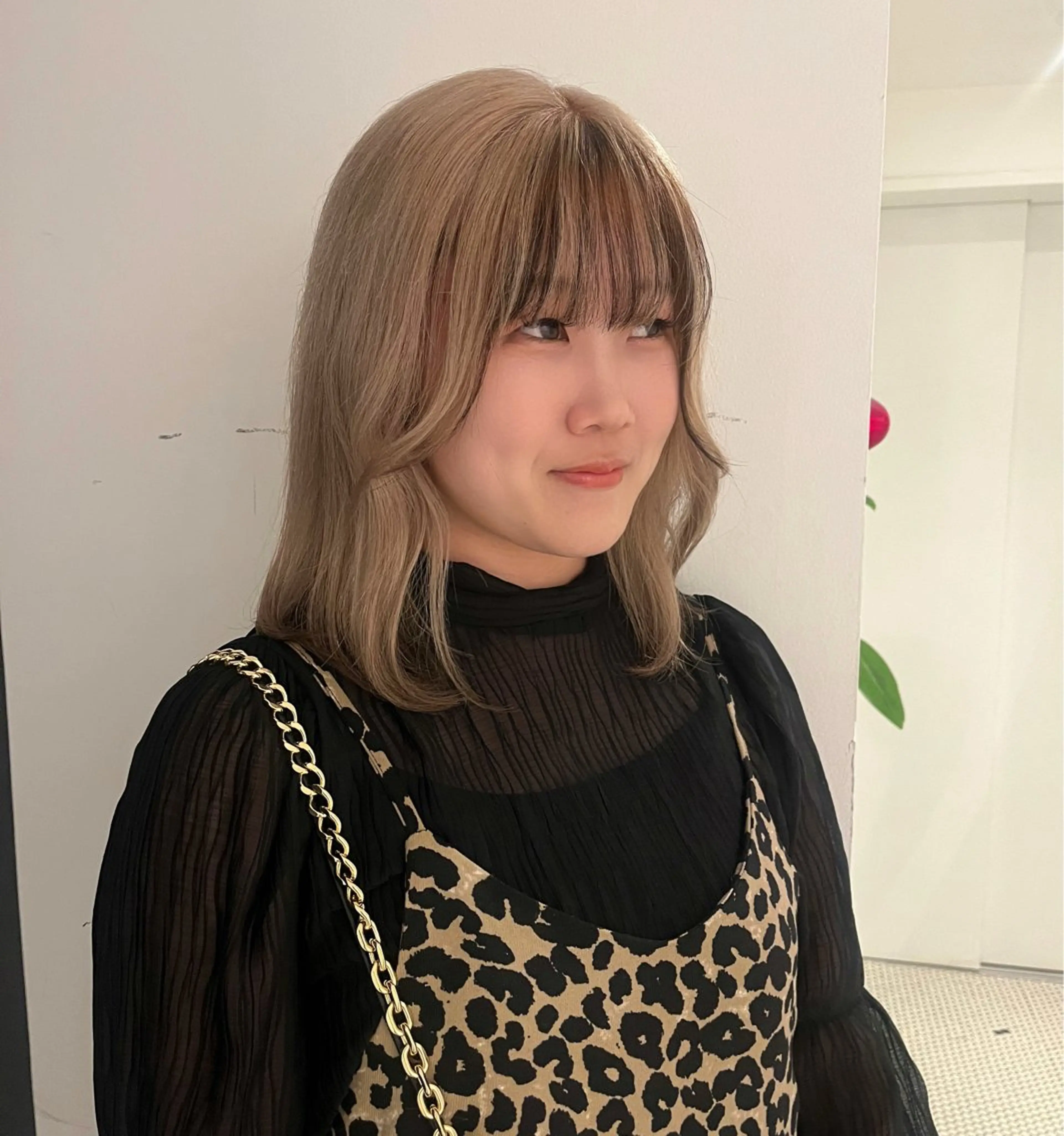 ミディアム あやか/ベージュ /透け感カラーのヘアスタイル