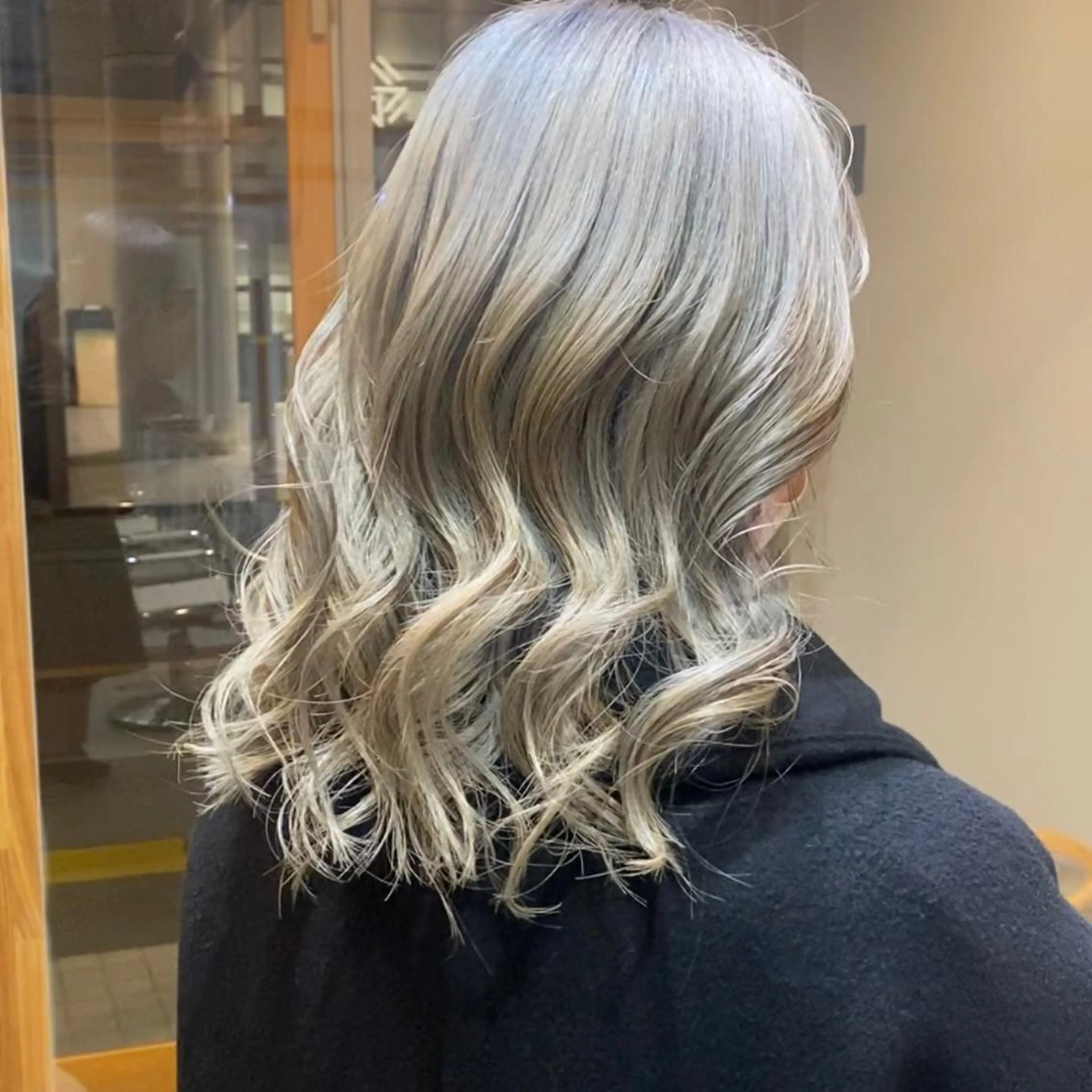 セミロング カラー ベージュカラー ホワイトベージュ カット ヘアカラー shiga mariaのヘアスタイル