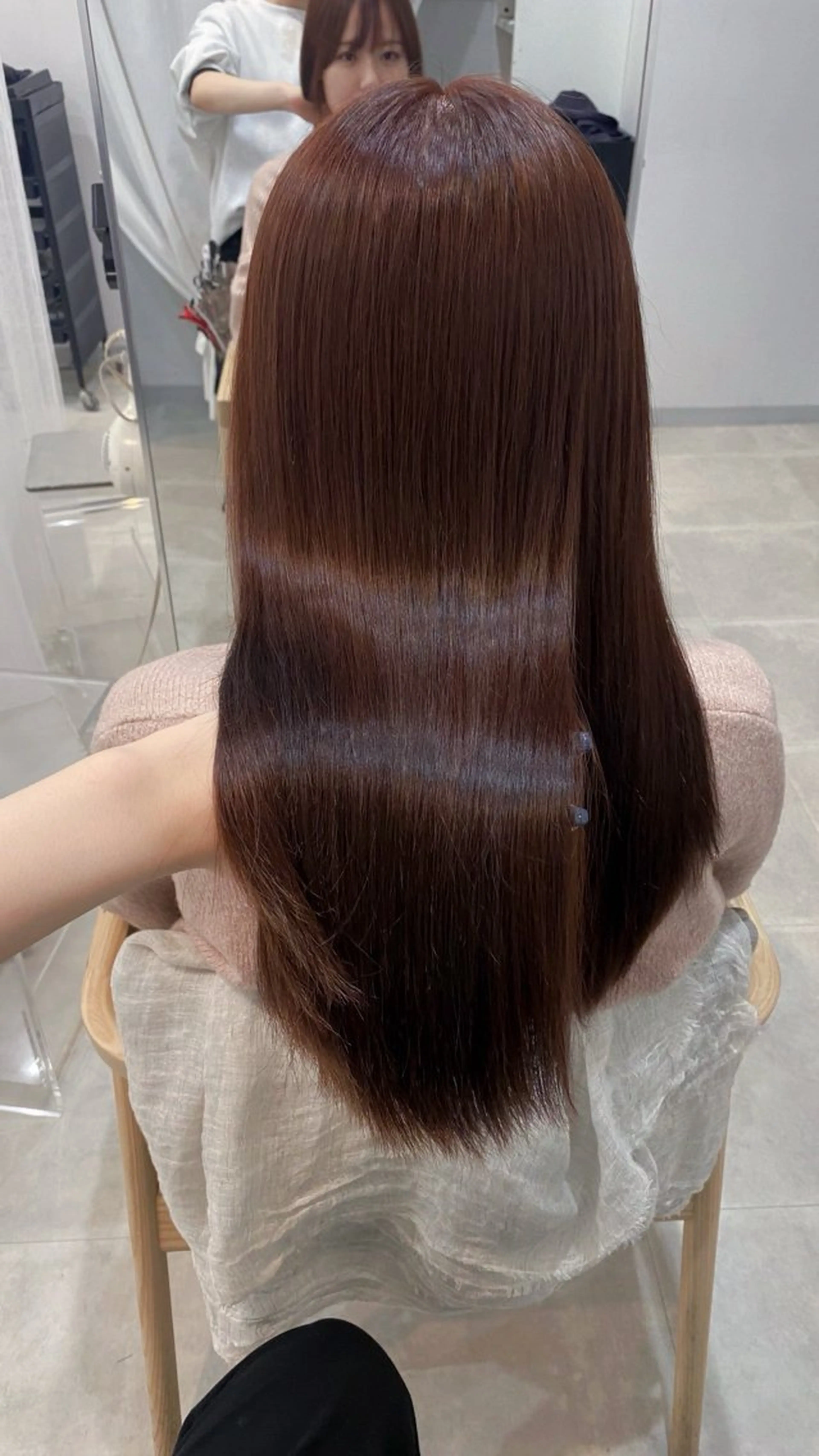 ロング レッドブラウン 谷川 李奈のヘアスタイル