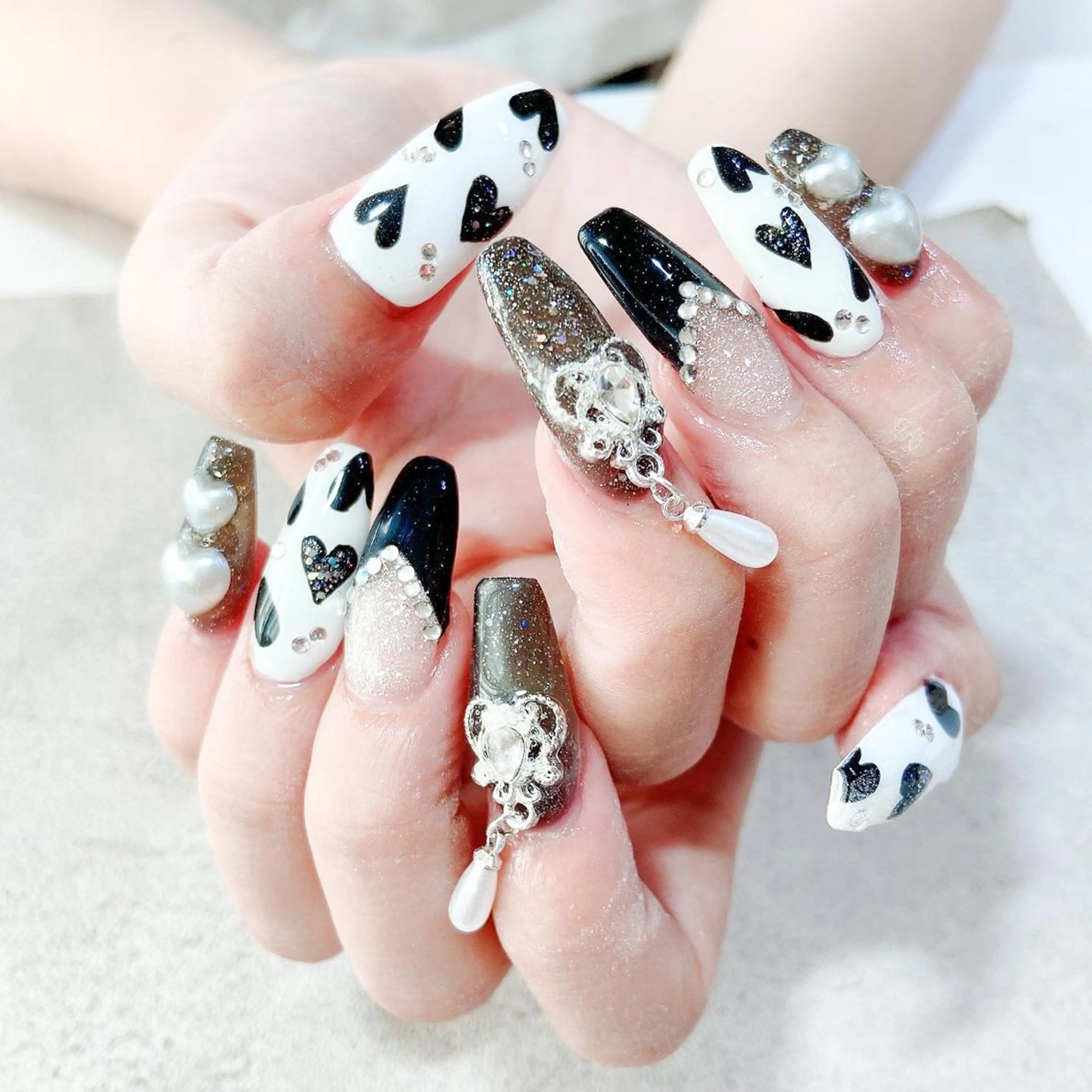 ネイル ハンドネイル ゴテゴテ💙ワンホン リオナのネイルデザイン