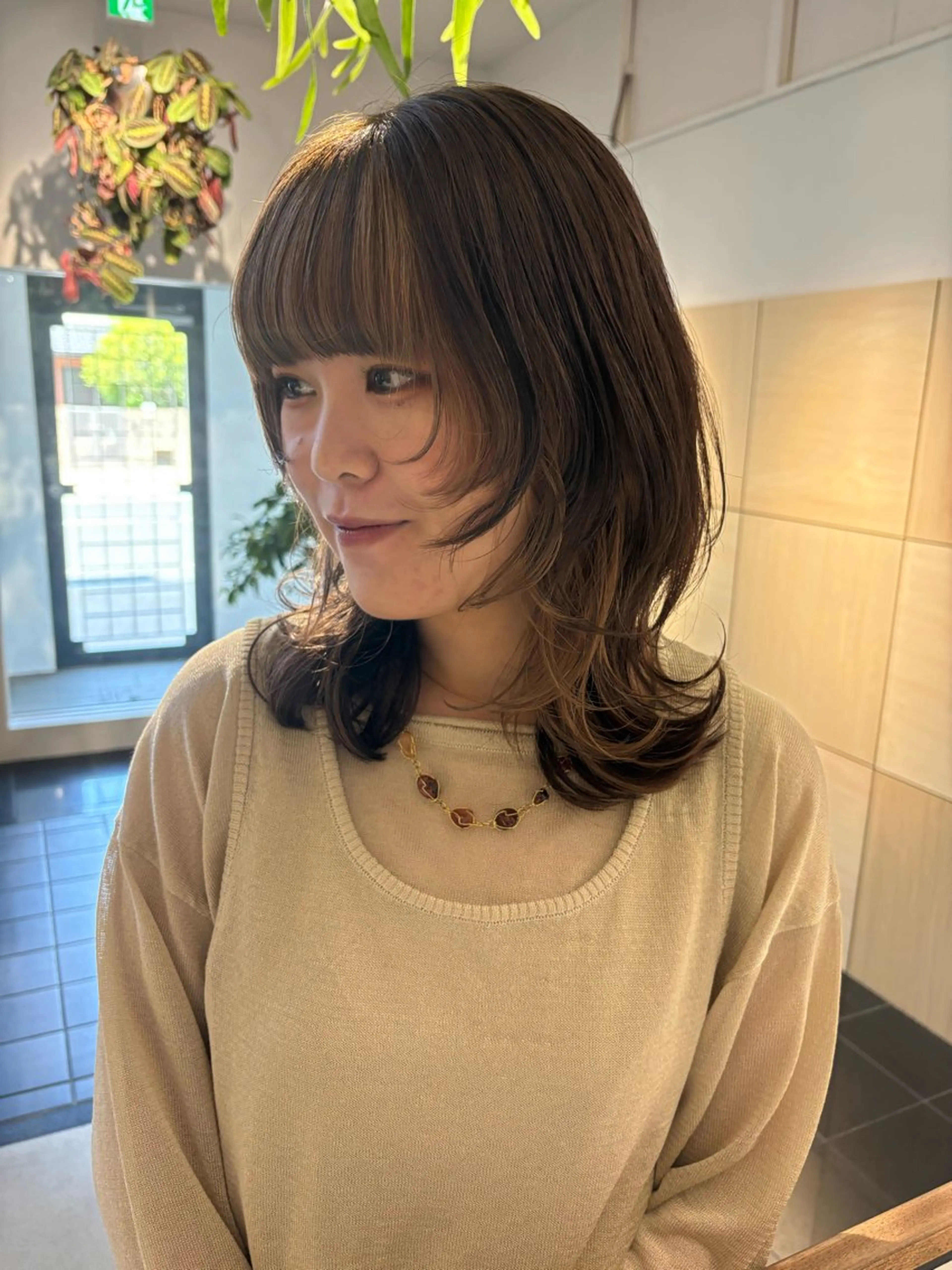 ミディアム カラー ミストバング ベージュカラー  フェイスフレーミング レイヤーカット カット ヘアカラー トリートメント Yui⭐️ 透け感カラーのヘアスタイル