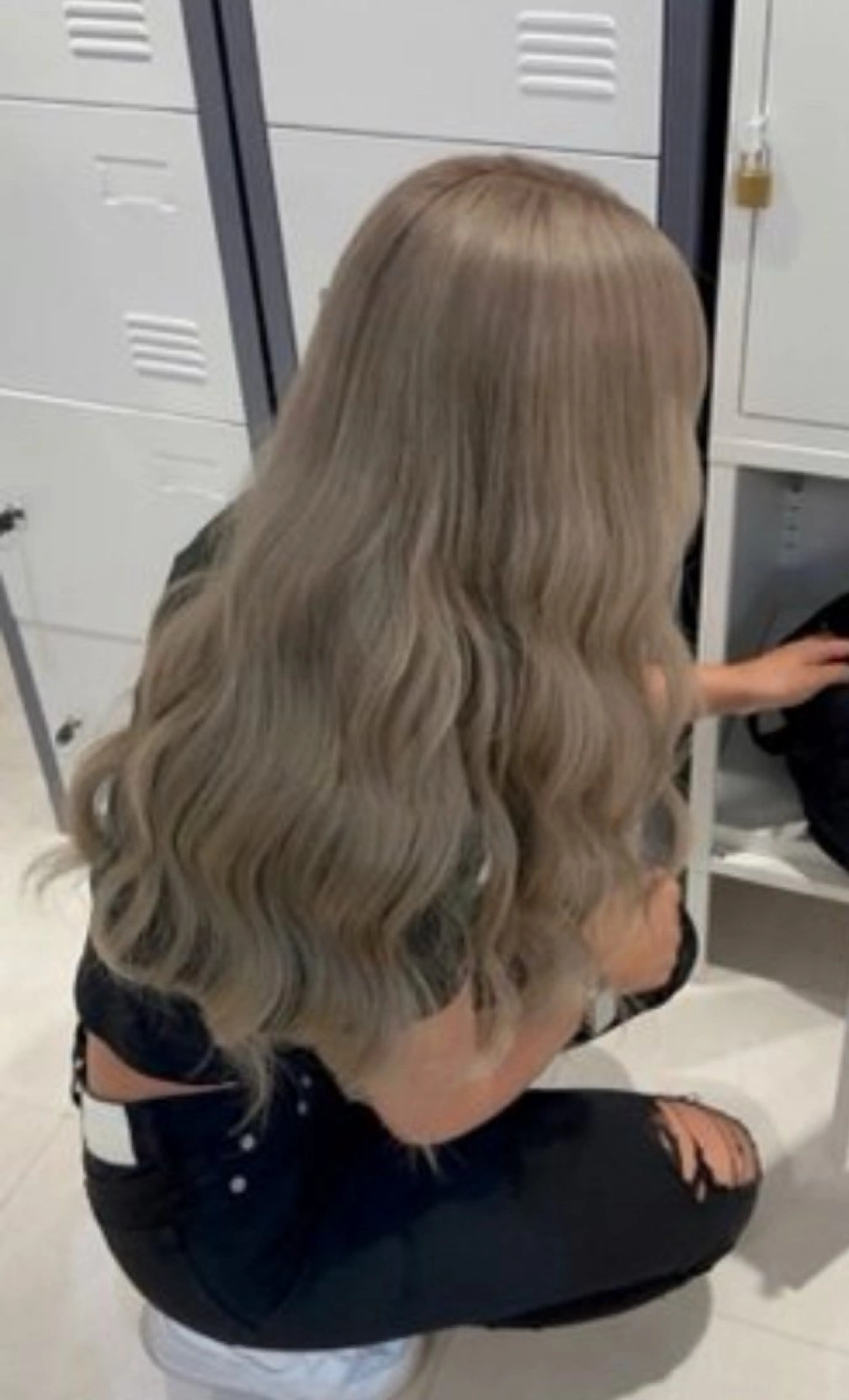 カラー ニトウ レイナのヘアスタイル