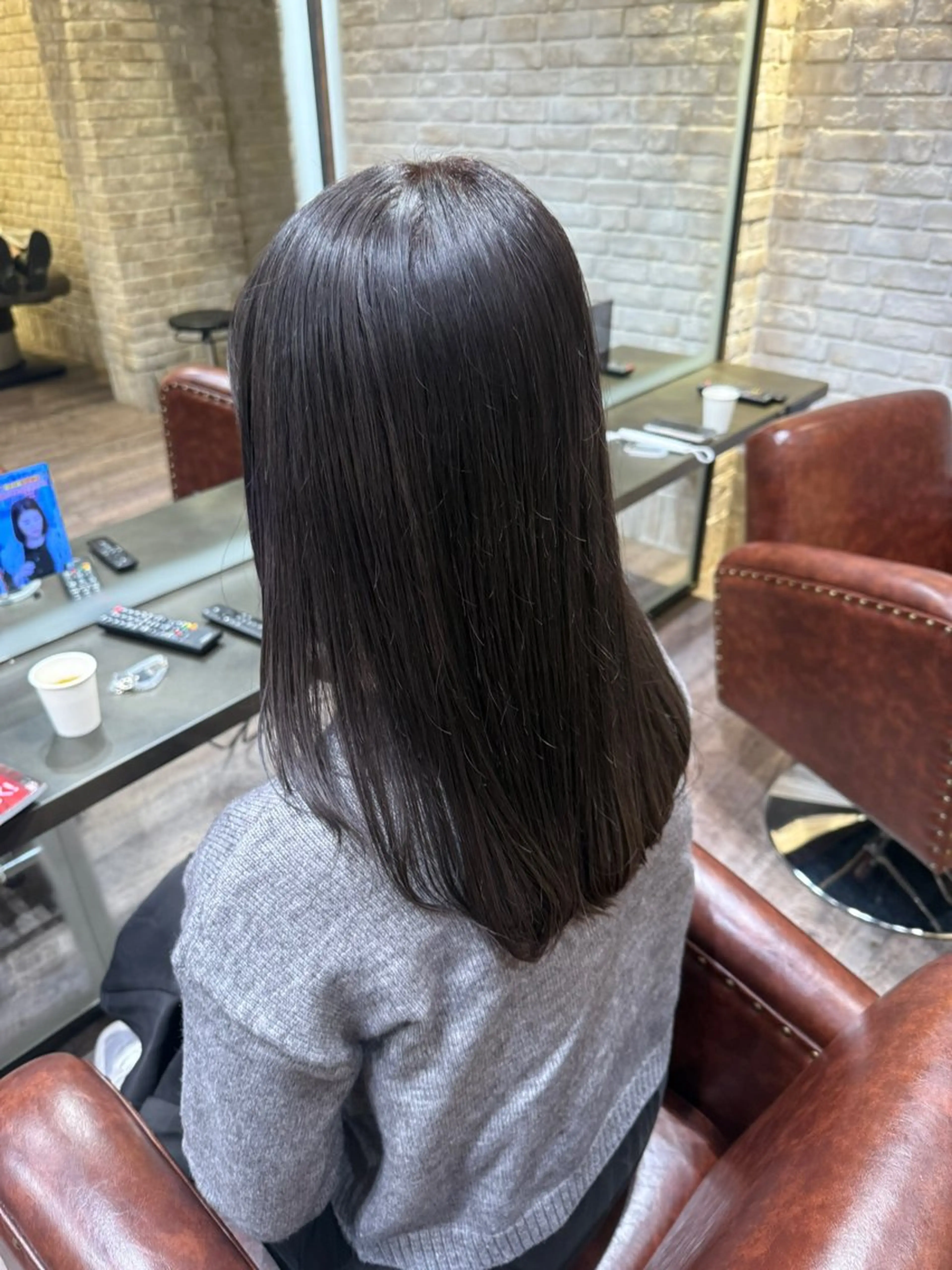 セミロング カラー ブリーチ シルバー カットパーマ3000 円/水曜日モデルのヘアスタイル