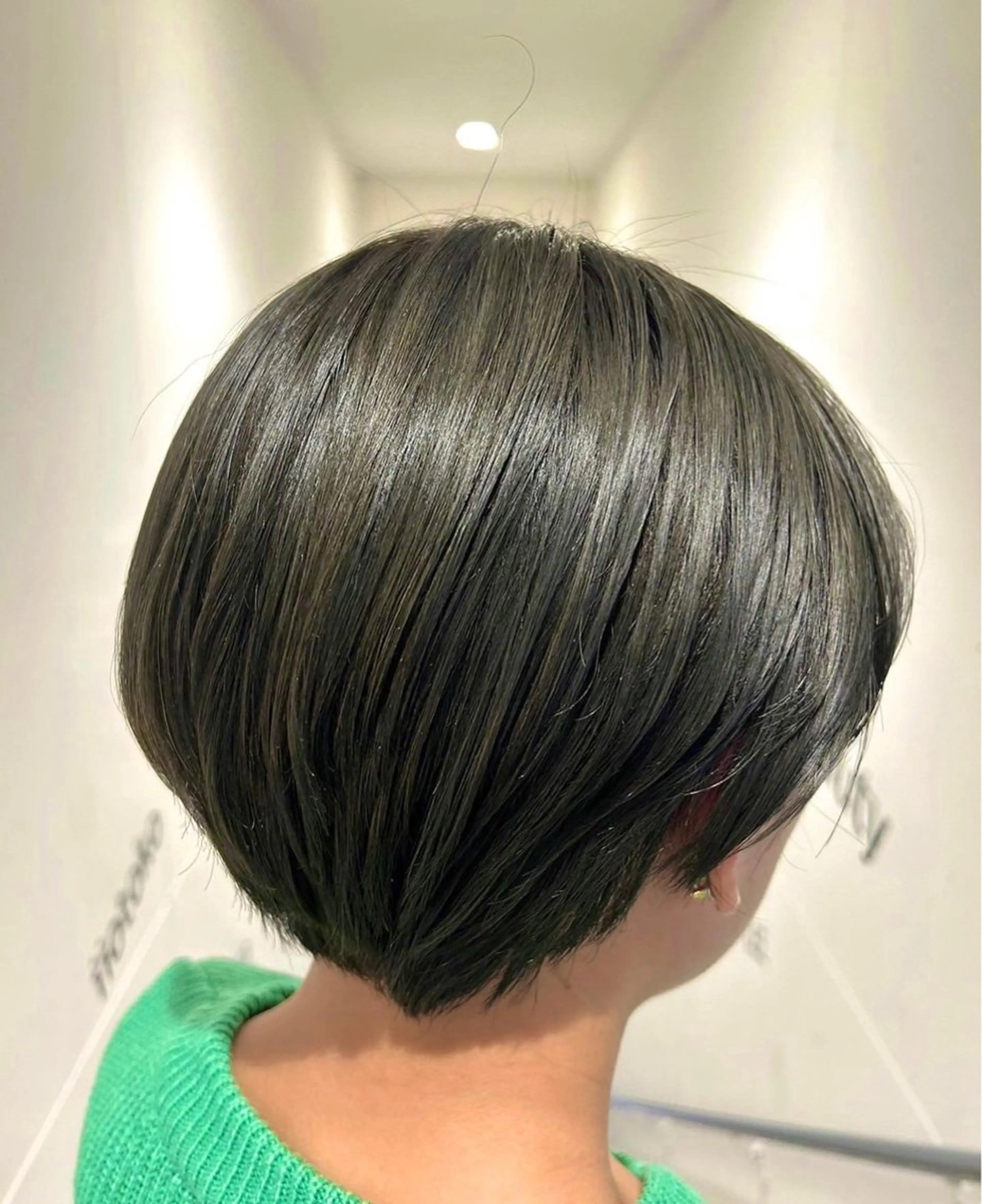 ショート カラー ブラウンカラー オリーブブラウン ニーナ/MONIQA /ハイトーンカラーのヘアスタイル