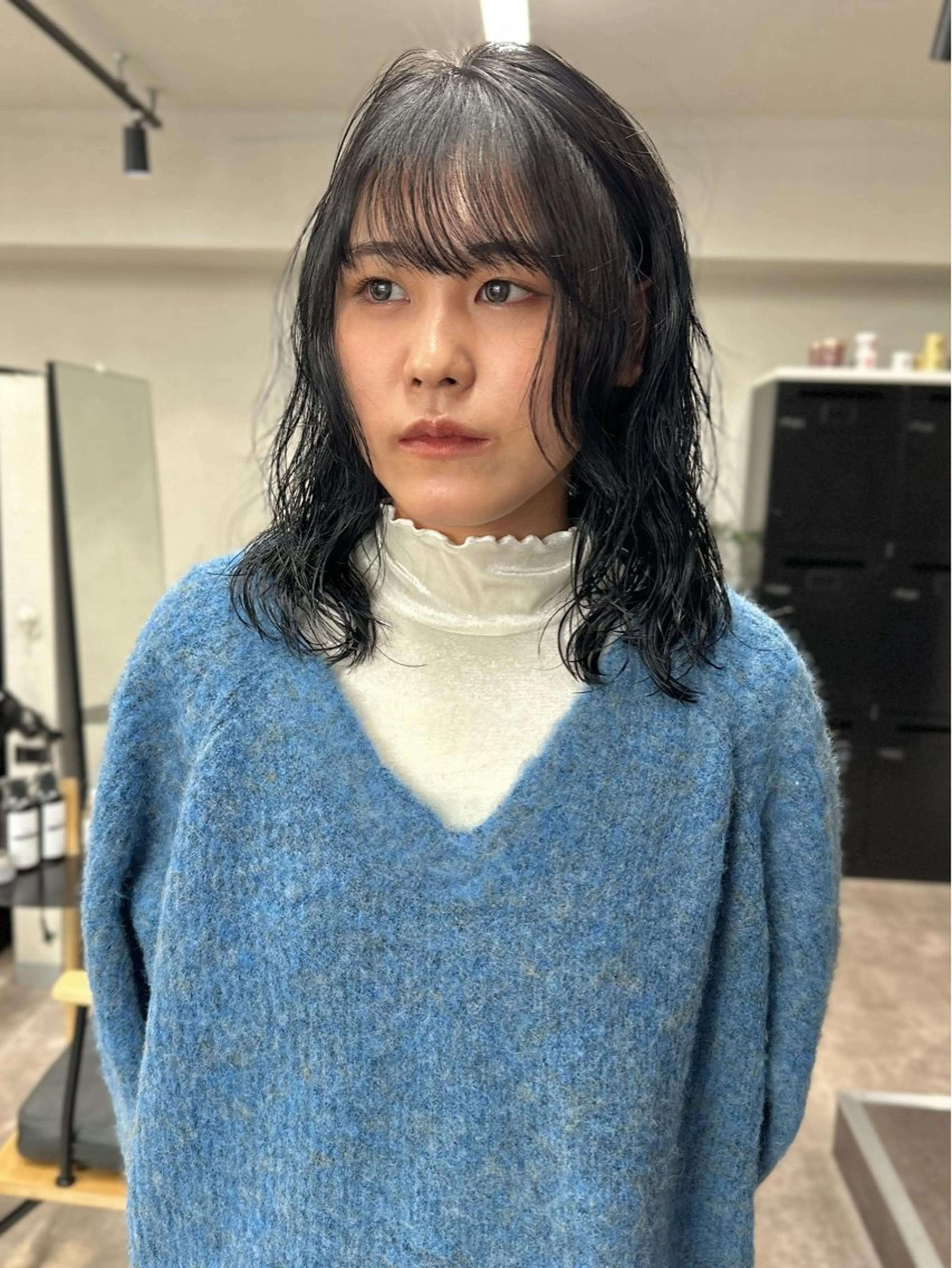 ミディアム カラー パーマ ミディアムパーマ 黒髪 ブルーカラー ブルーブラック 透明感カラー カット ヘアカラー パーマ トリートメント レイヤーカット🪄 耳ツボ🎀Ayumiのヘアスタイル