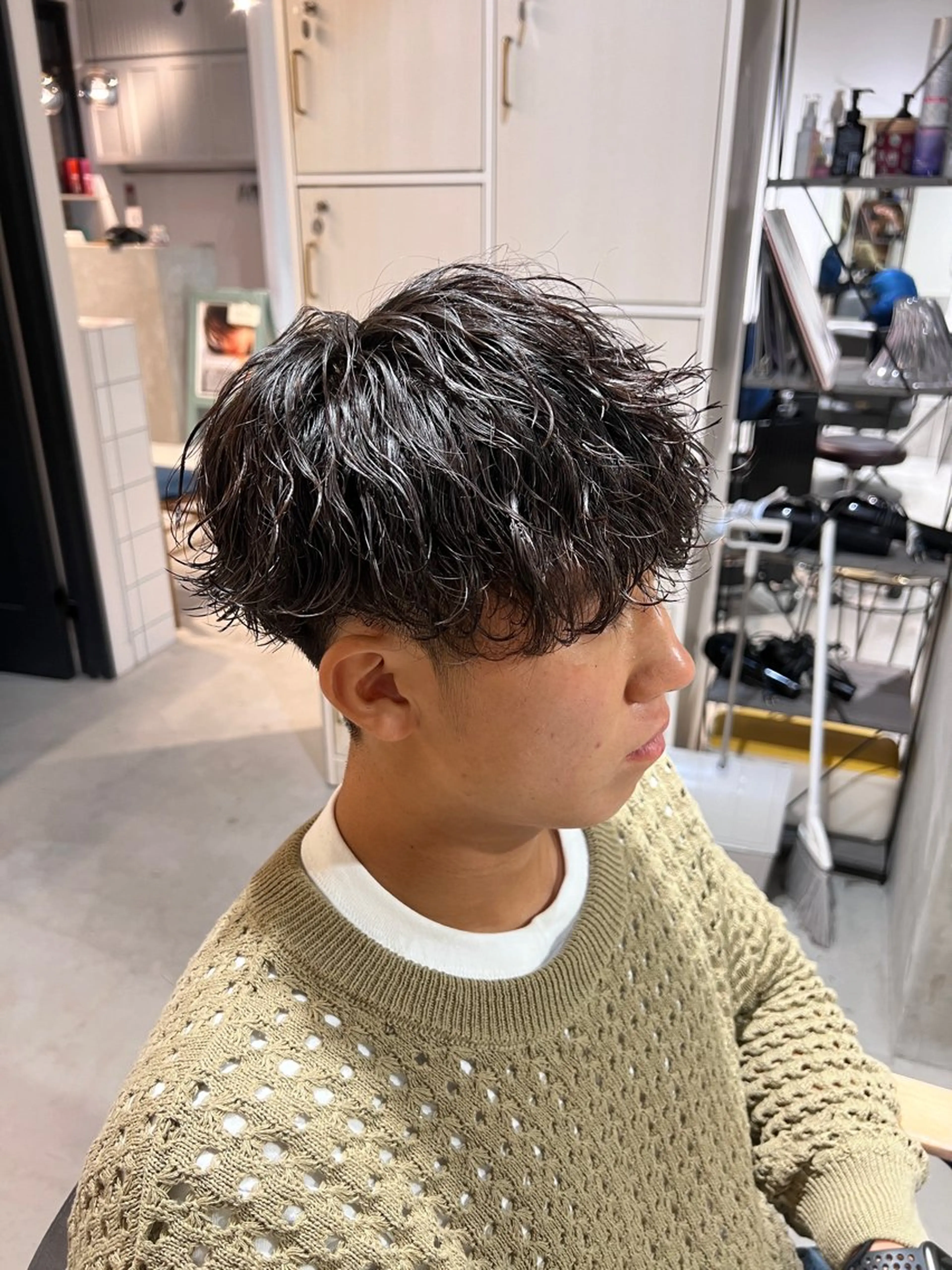 ミディアム パーマ メンズ ミディアムパーマ メンズパーマ 波巻きパーマ カット パーマ メンズカットパーマ ✂️ JOYAのヘアスタイル