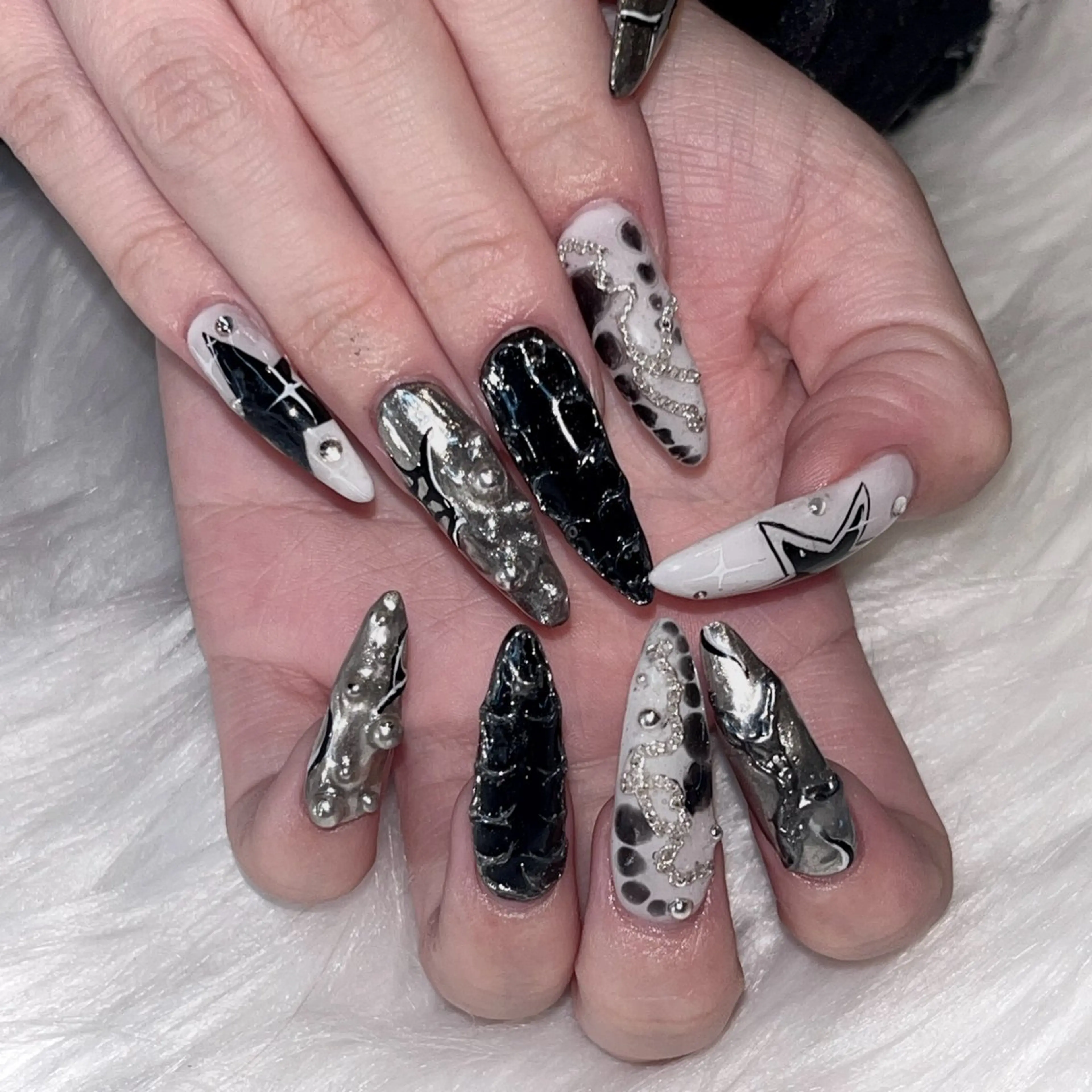 ネイル アートネイル ハンドネイル moca心斎橋店 Aina🐈‍⬛🤍のネイルデザイン