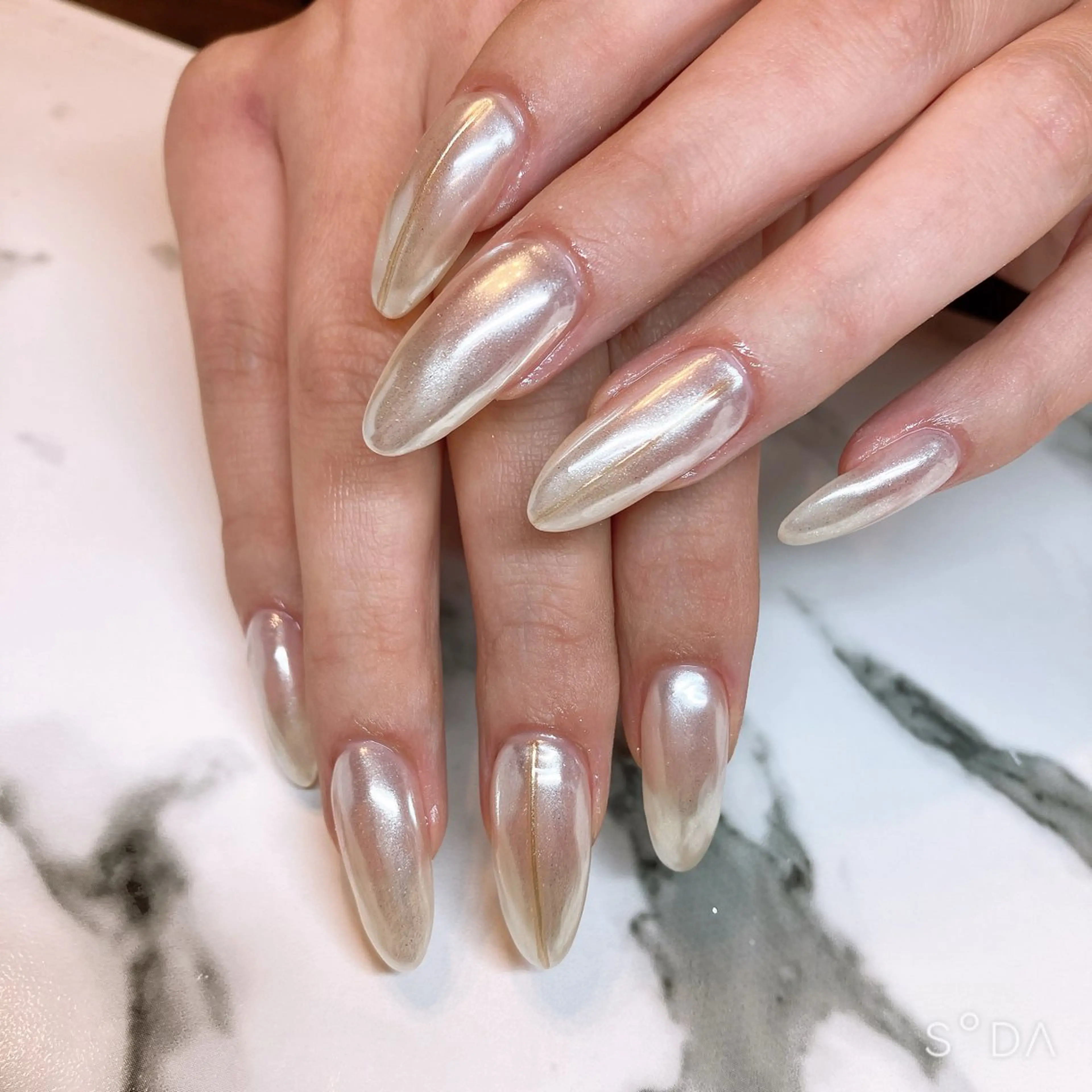 ネイル ロングネイル ミラーネイル ハンドネイル 酒井 茜のエステ・リラクイメージ