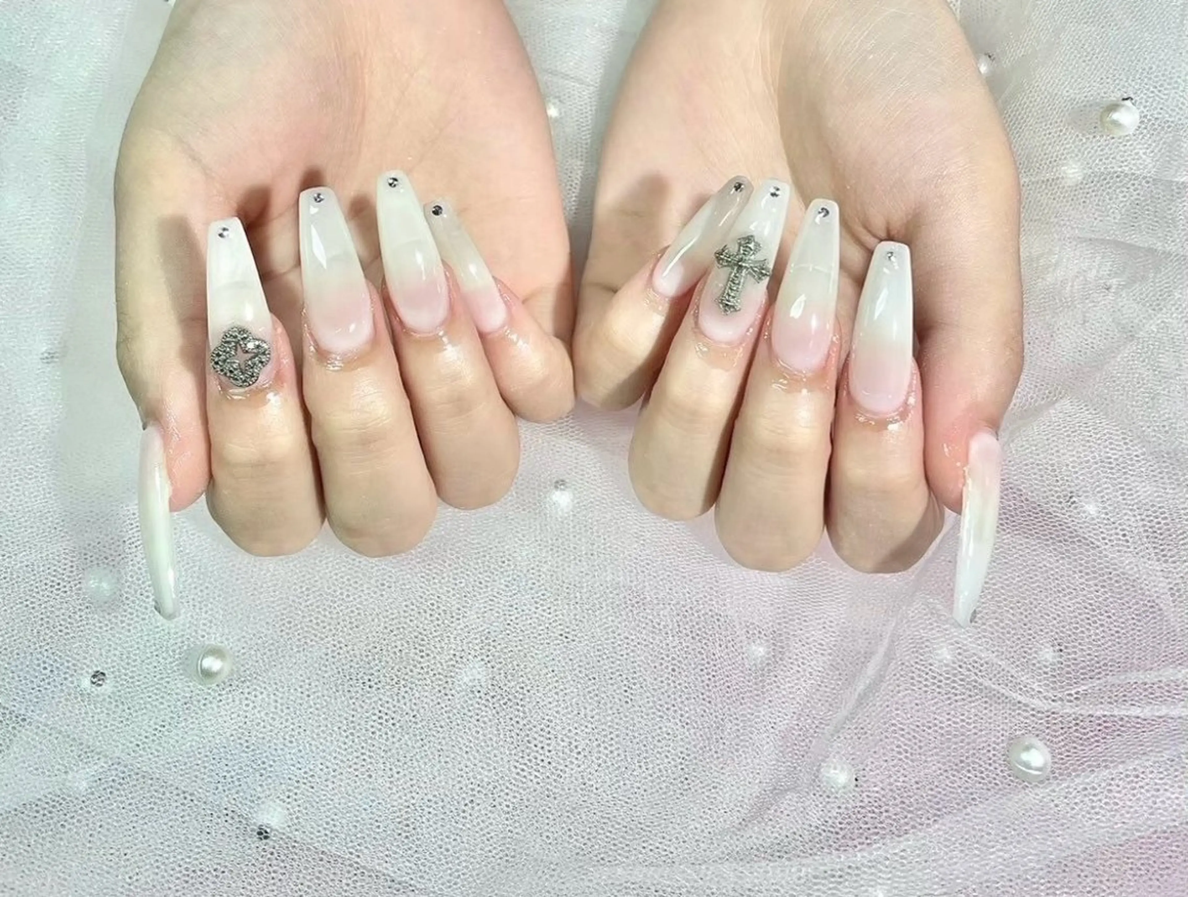 ネイル 長さ出し ネイルチップ ロエ所属・Lowé いちごのネイルデザイン