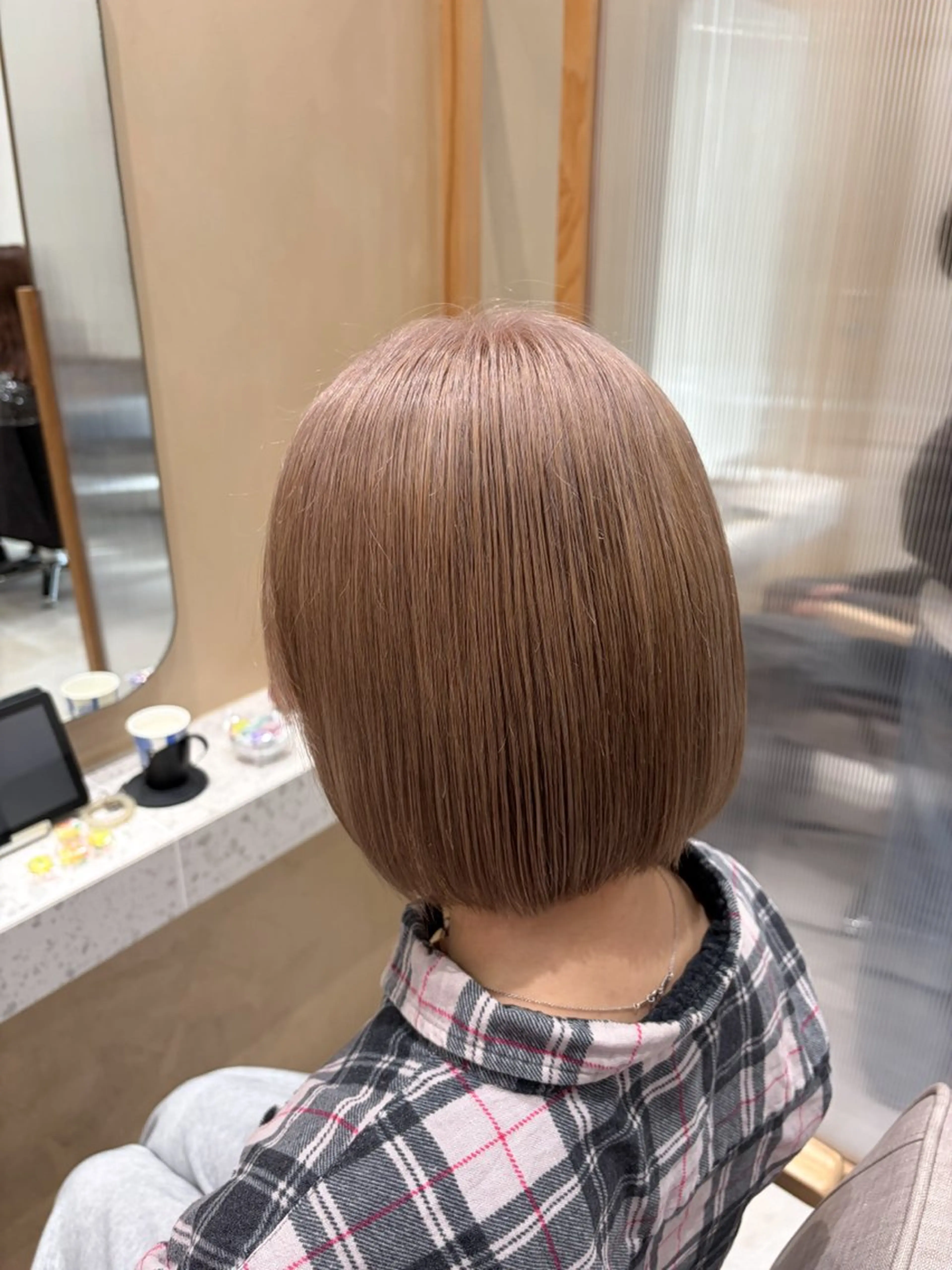 ミディアム カラー ベージュカラー ブリーチ ミルクティーベージュ ボブ カット ヘアカラー メンズ特化美容師👾 チカのヘアスタイル
