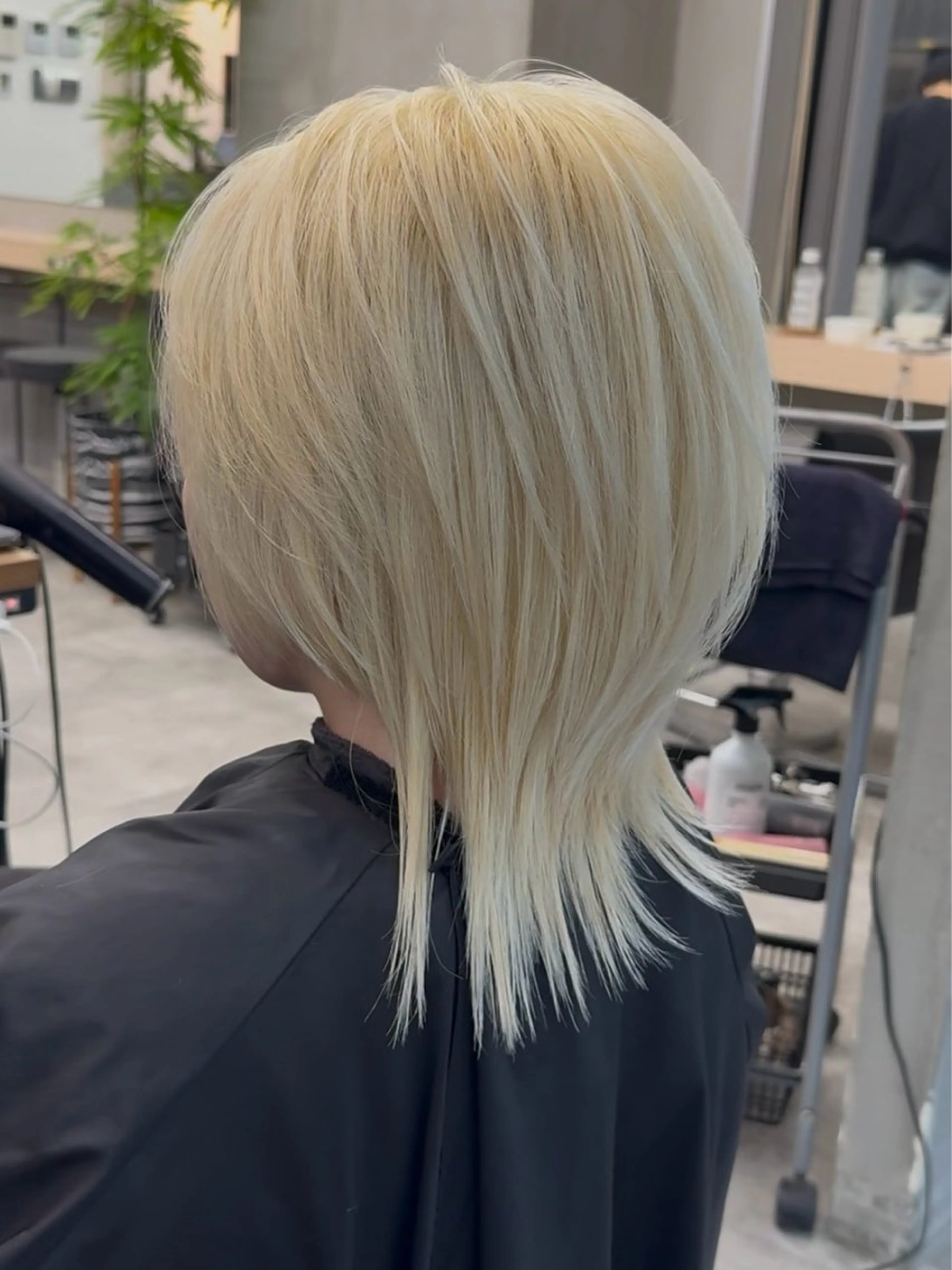 ミディアム カラー イツク ⚡️ ルーツ/ハイトーンのヘアスタイル
