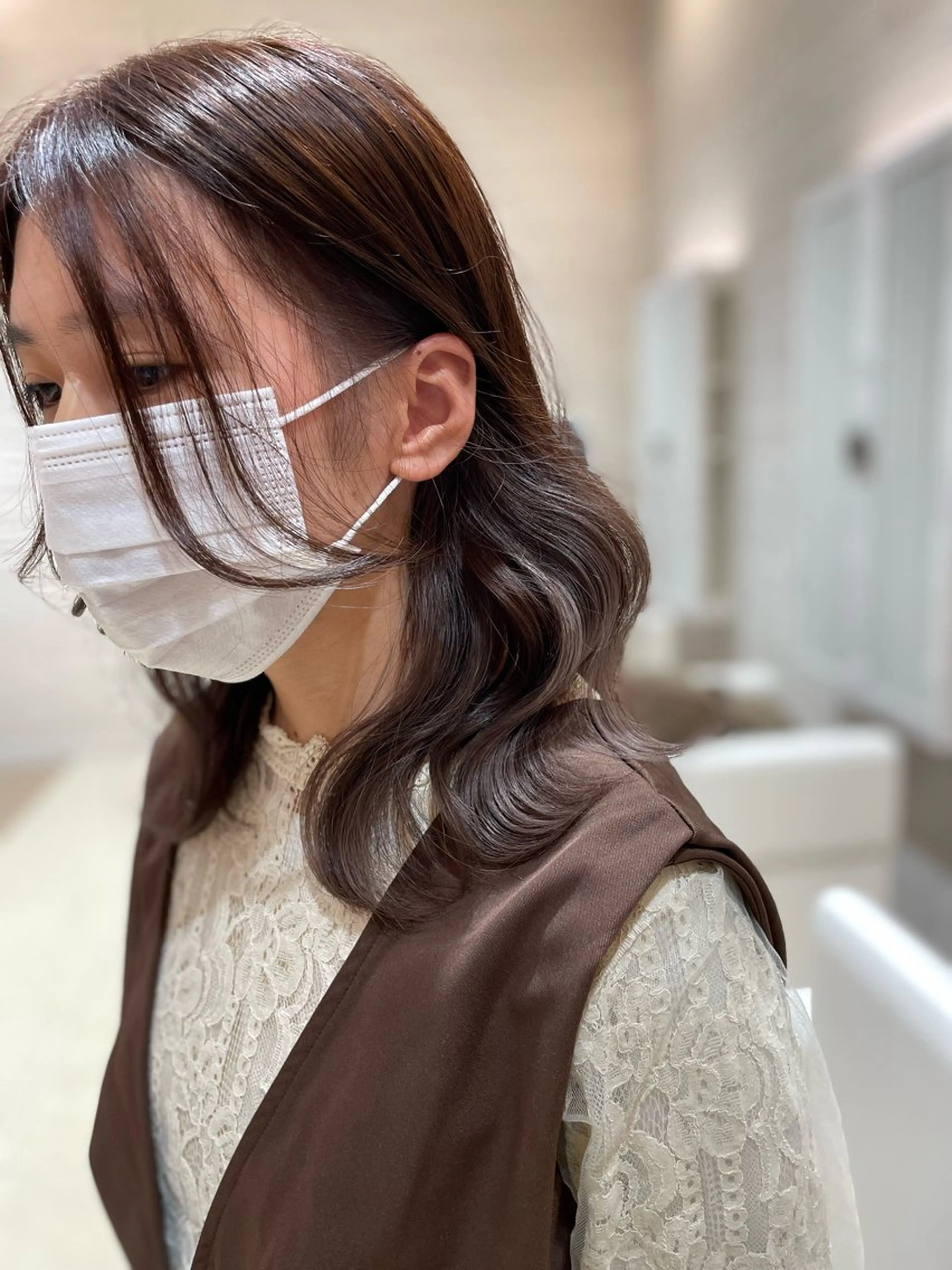 セミロング カラー イヤリングカラー グレージュ 脱白髪染め白髪ぼかし TERA（寺崎）のヘアスタイル