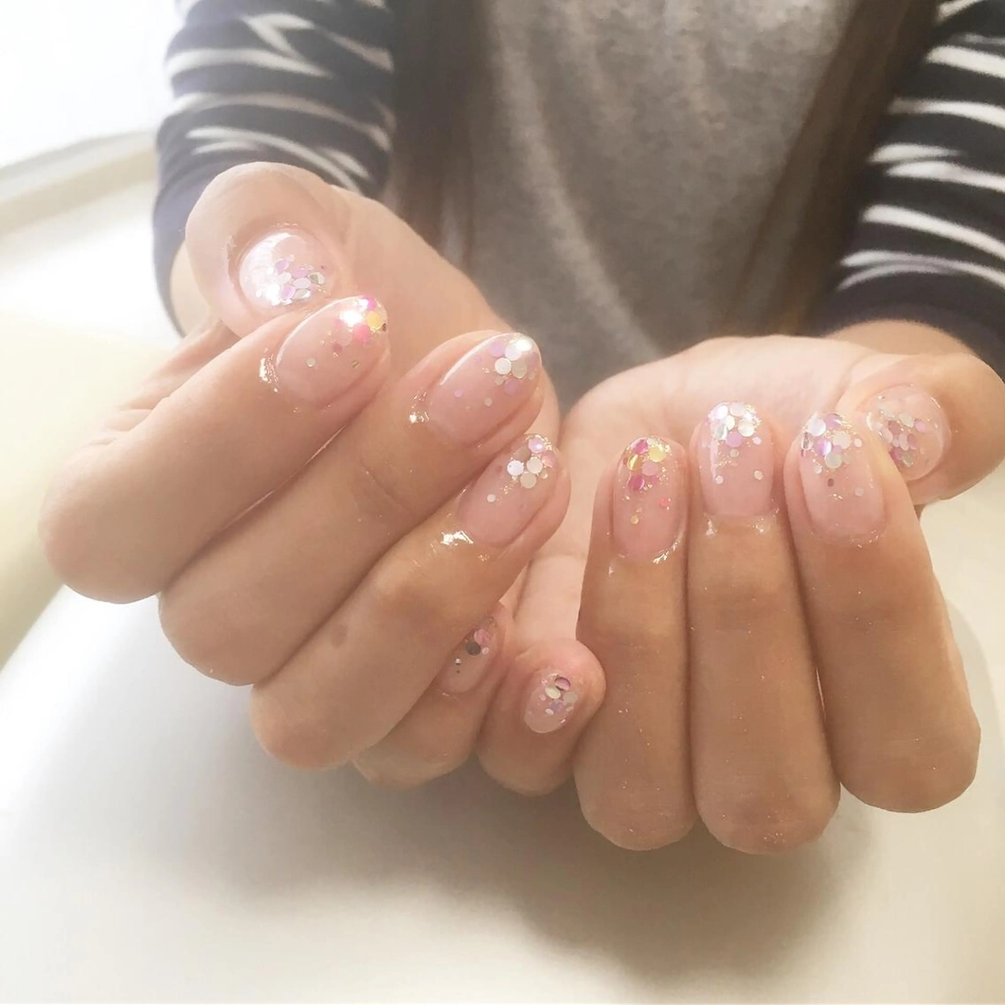 ネイル ゴールド ホログラムネイル キラキラネイル ラメ(グリッター) 赤色 Petit Fleur所属・青柳 亜梨奈のマツエク・マツパデザイン