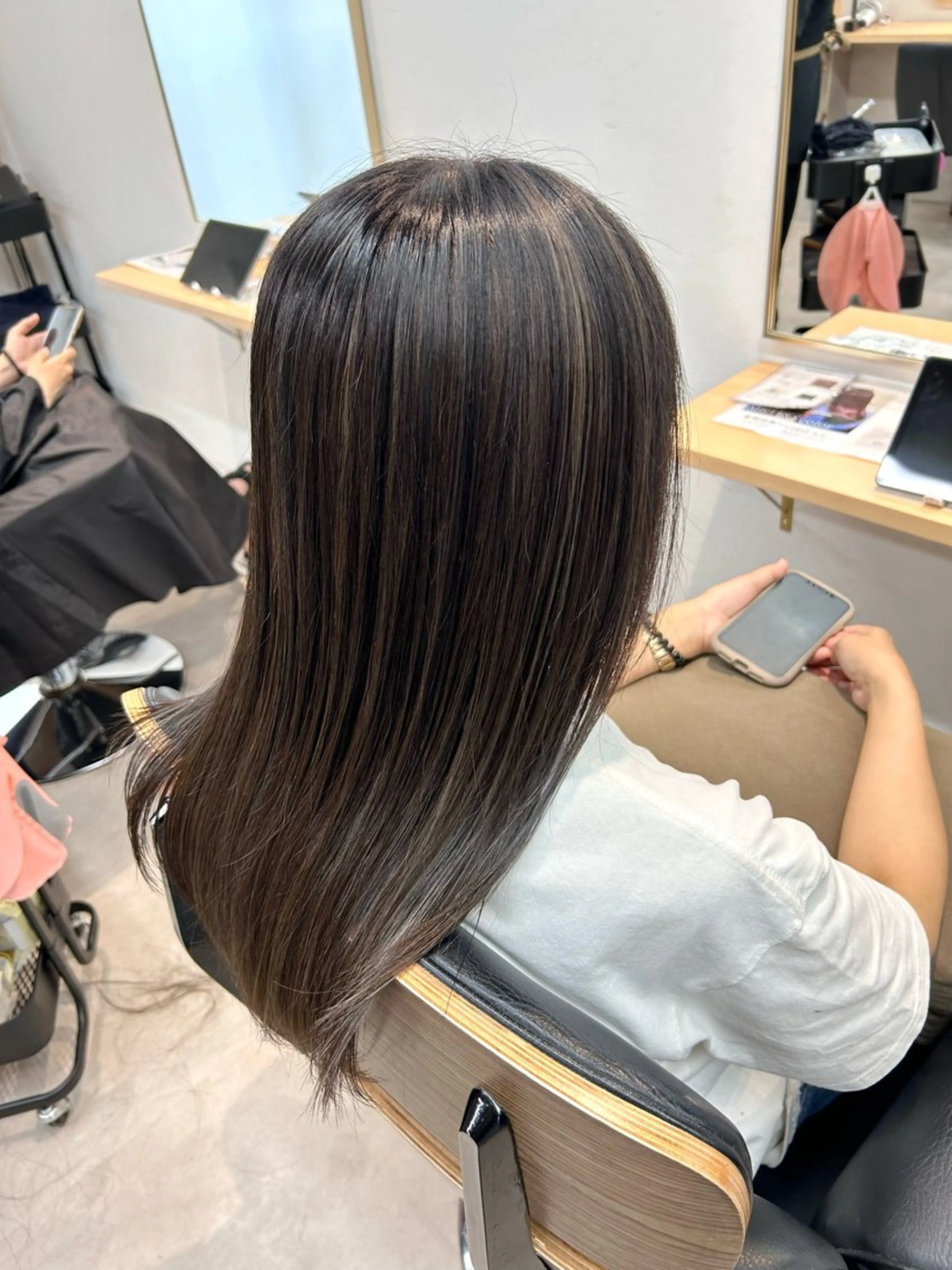 ロング カラー ベージュカラー ハイライトカラー ハイライト 艶カラー/レイヤー/ ハイトーン/まなみのヘアスタイル