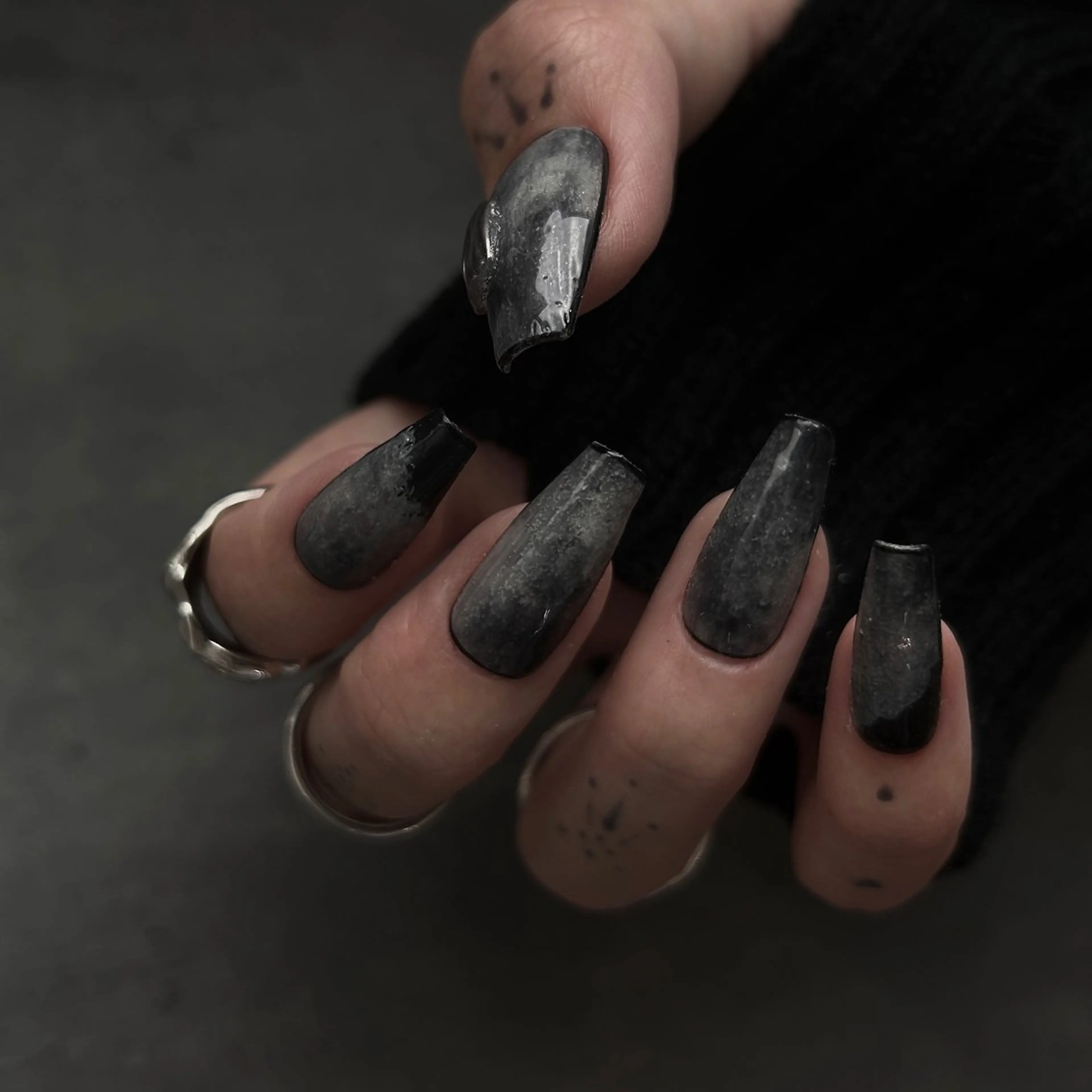 ネイル ニュアンスネイル シルバー ハンドネイル Ray. ／綺麗目ニュアンスのネイルデザイン