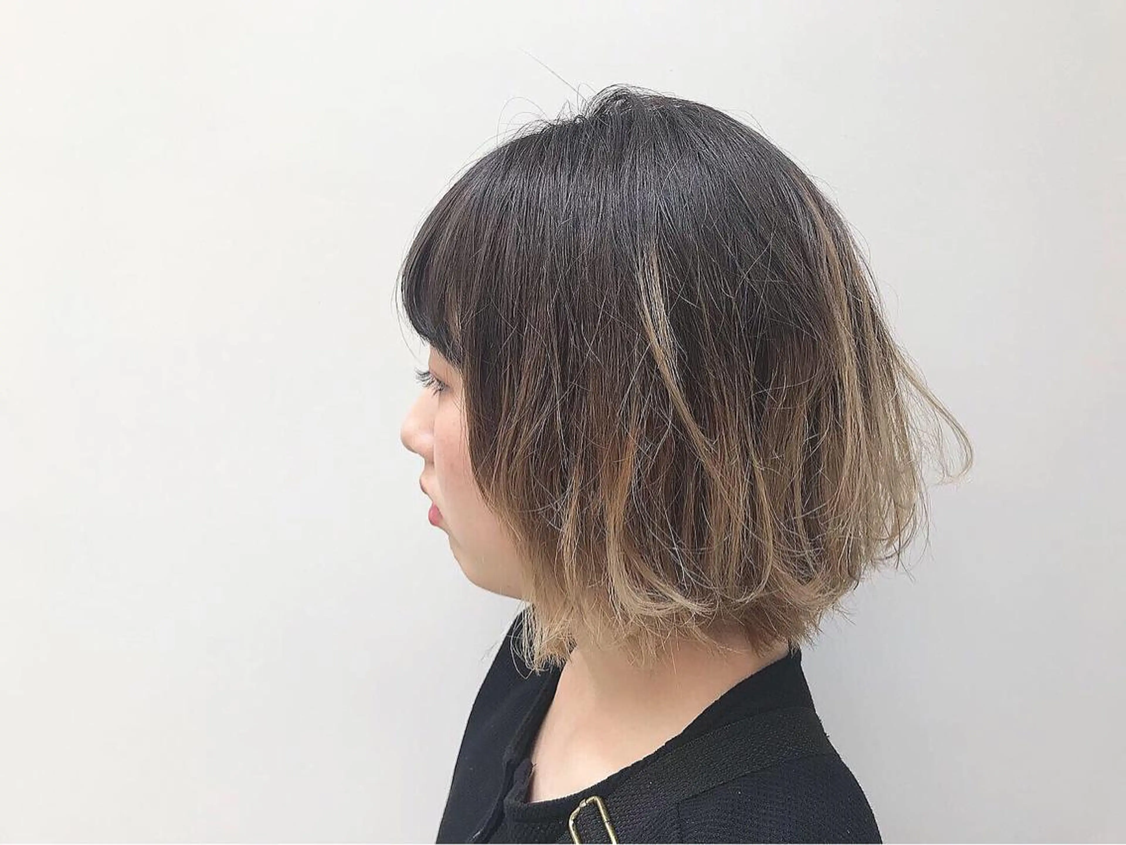 ショート カラー バレイヤージュ ブリーチ レイヤーカット 土屋 紗也果のヘアスタイル