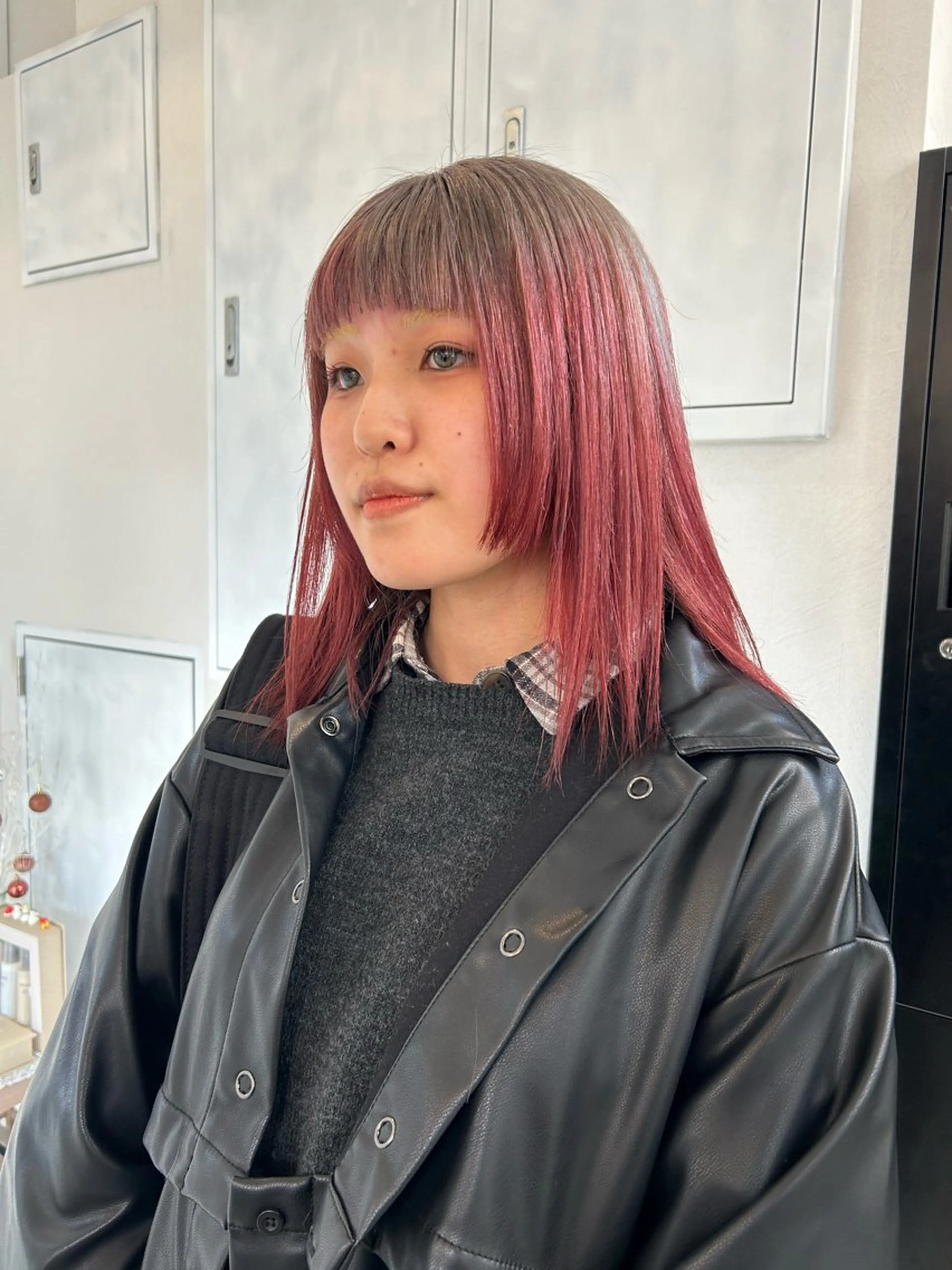 ミディアム カラー ベージュカラー レッドカラー シルバー シルバーベージュ ヘアカラー トリートメント Yui. レイヤー/パーマのヘアスタイル