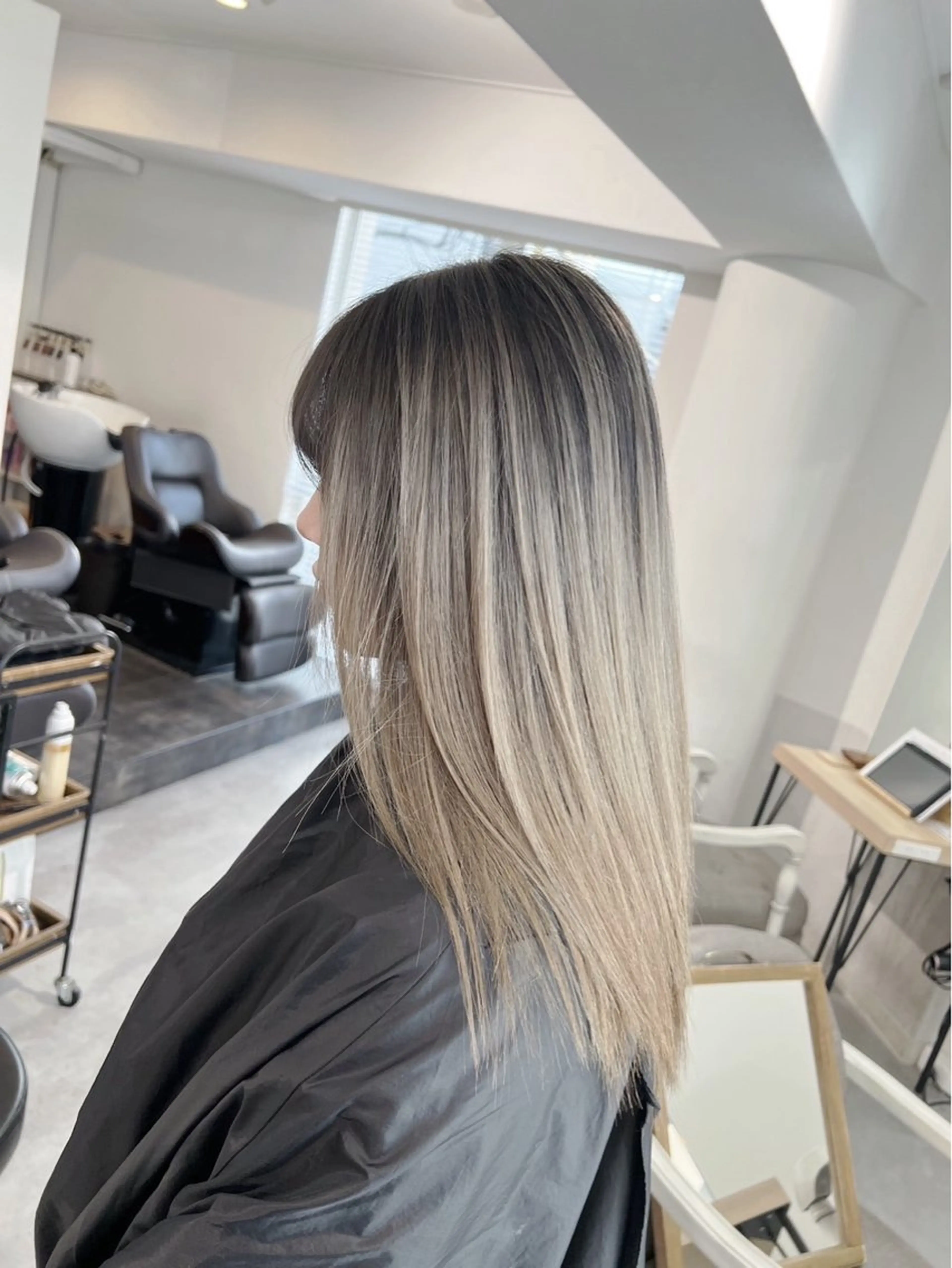 ミディアム カラー バレイヤージュ シルバー ホワイトシルバー レイヤーカット ヘアカラー トリートメント 指名数No.1 /NAOYAのヘアスタイル