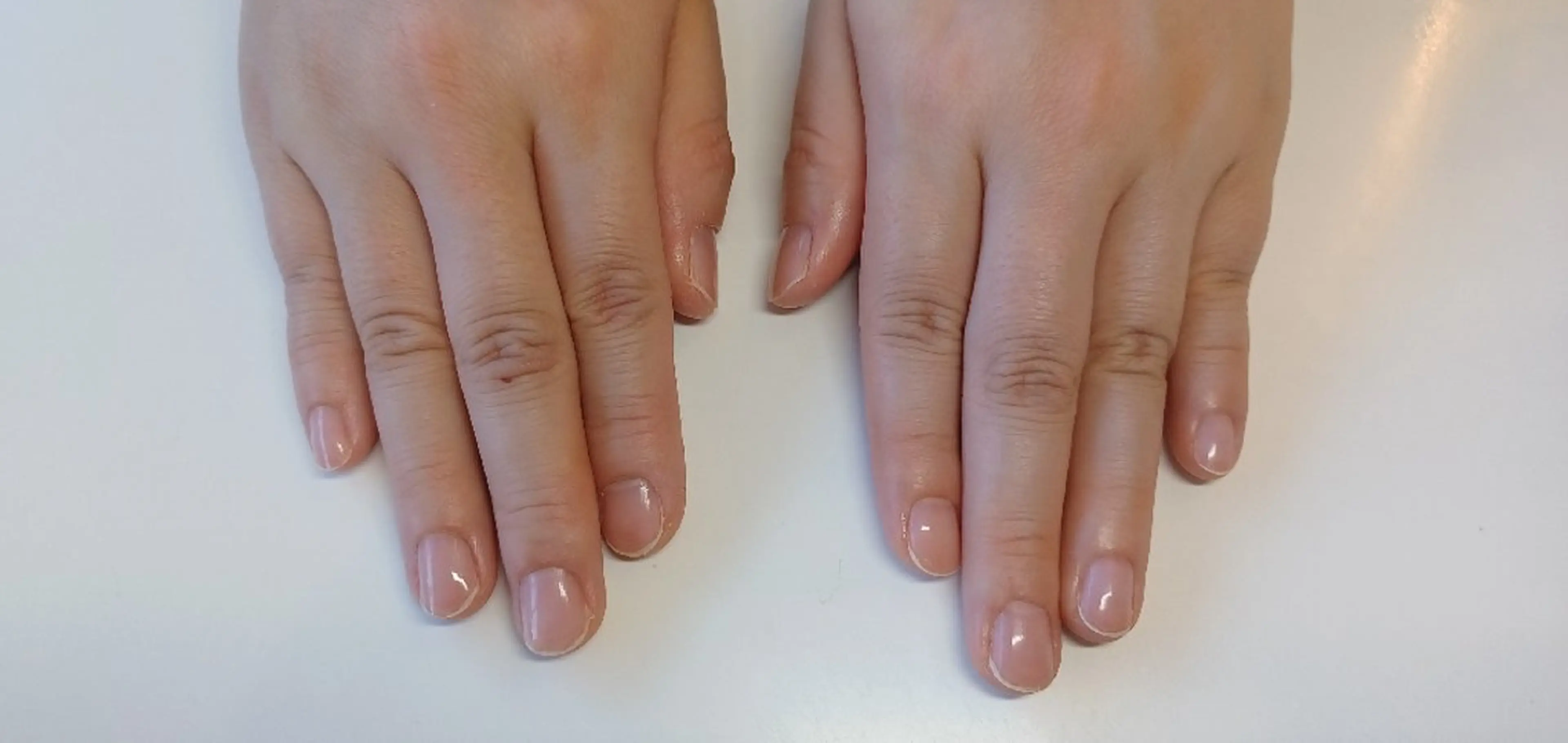 ハンドケア(長さ形整え・甘皮ケア・艶出し)の写真