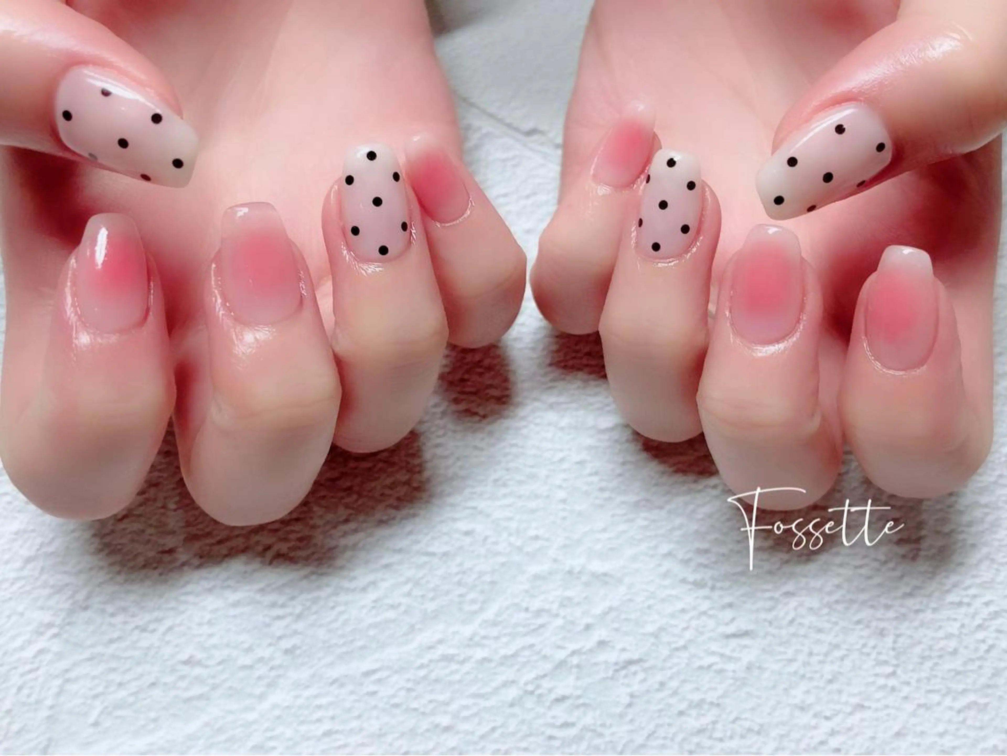 ネイル チークネイル ドット ホログラムネイル 韓国ネイル nailsalon Fossetteのネイルデザイン