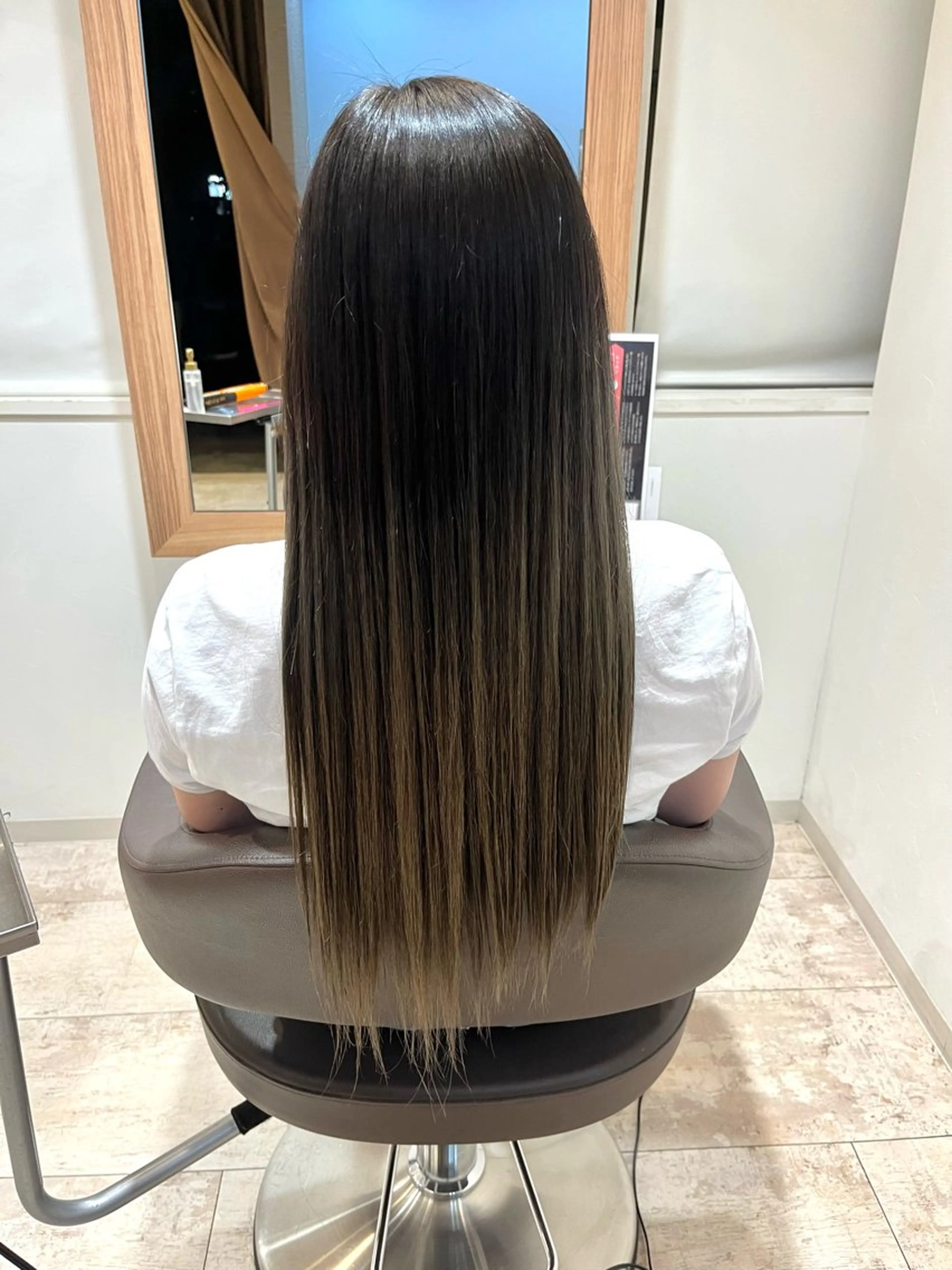 ロング カラー ブリーチ 尾崎 百花のヘアスタイル