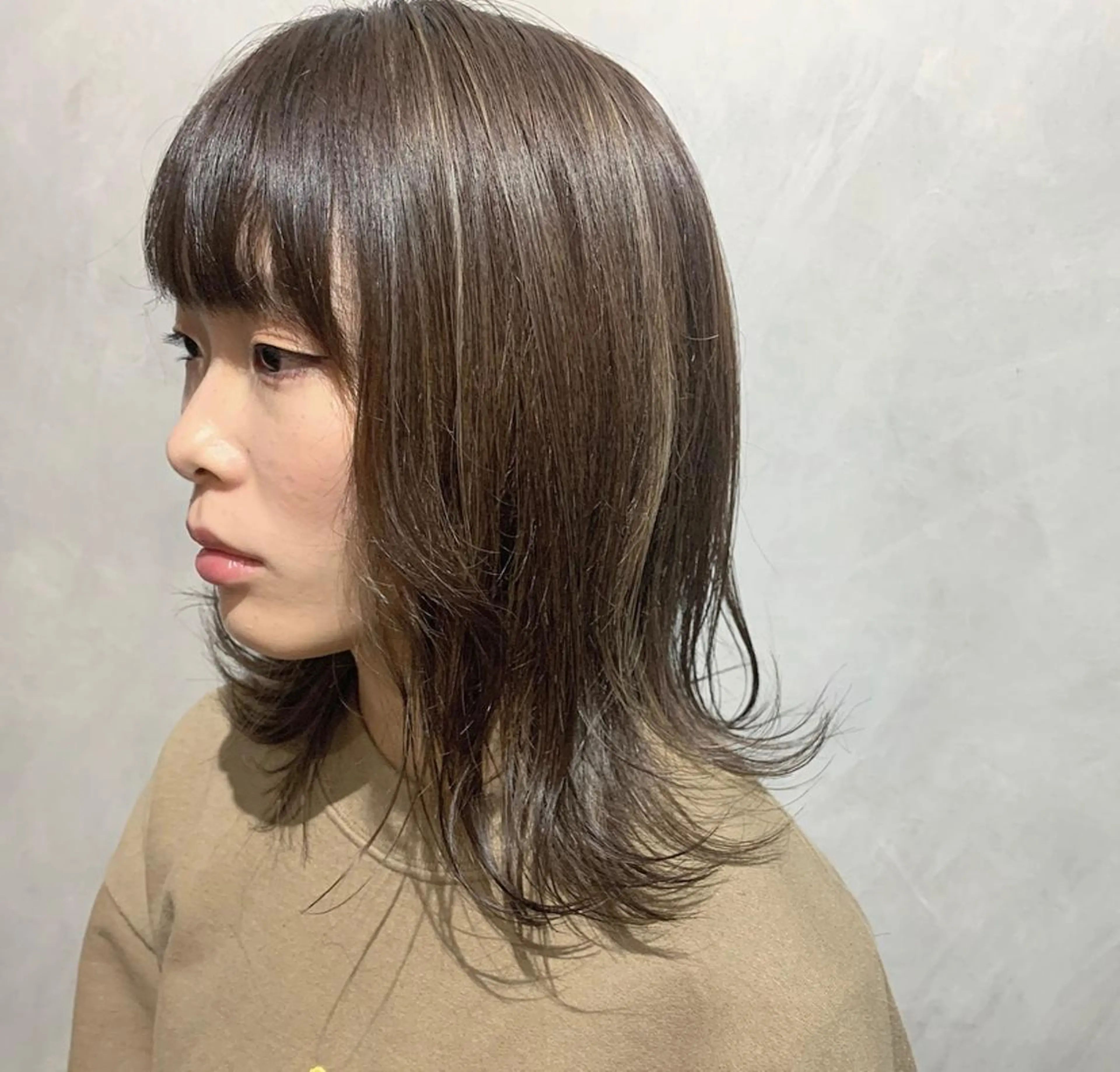 ミディアム カラー アッシュ ベージュカラー ハイライトカラー ハイライト カット ヘアカラー トリートメント 🕊️ HONOKAのヘアスタイル