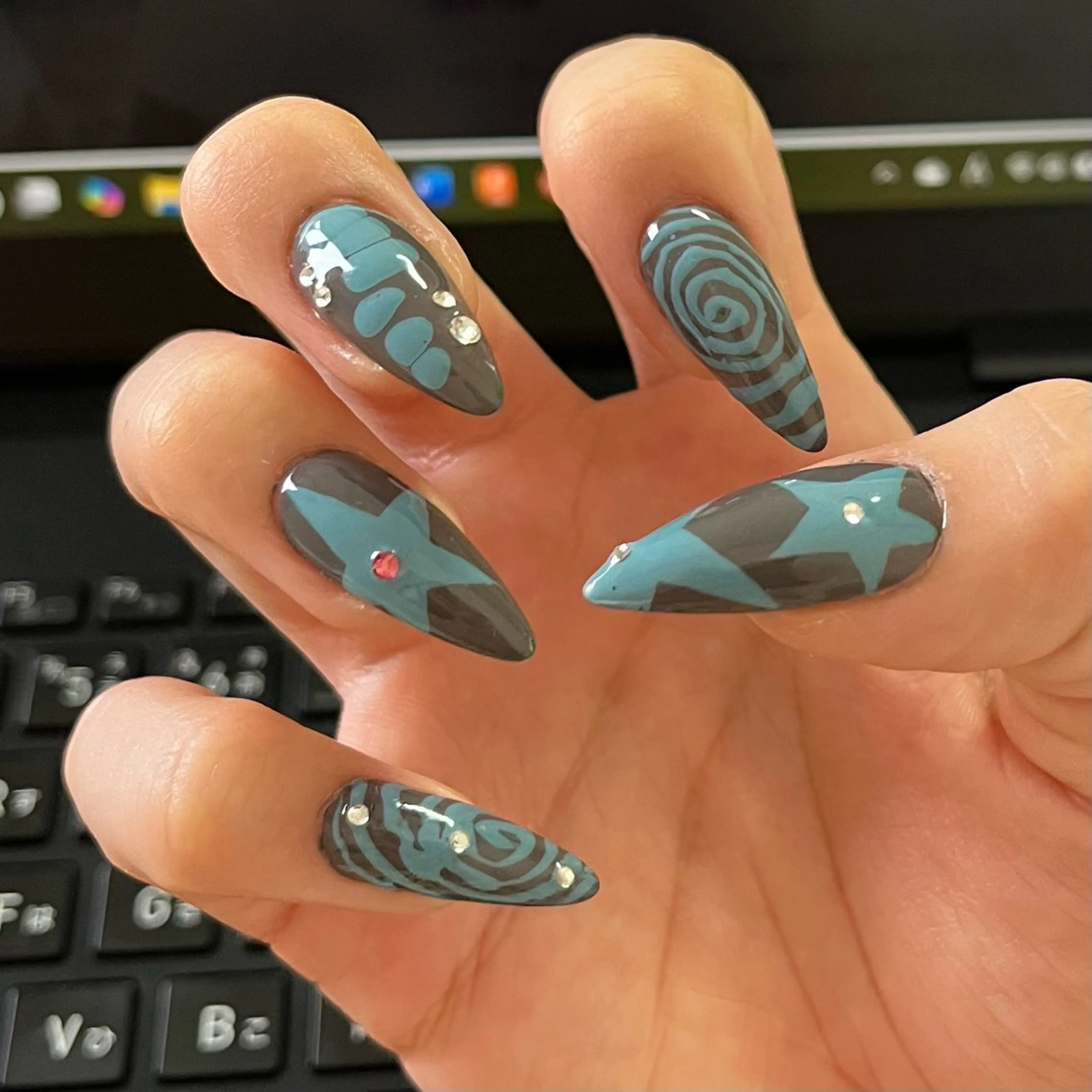 ネイル アートネイル ストーンネイル aimé HIKARUのネイルデザイン