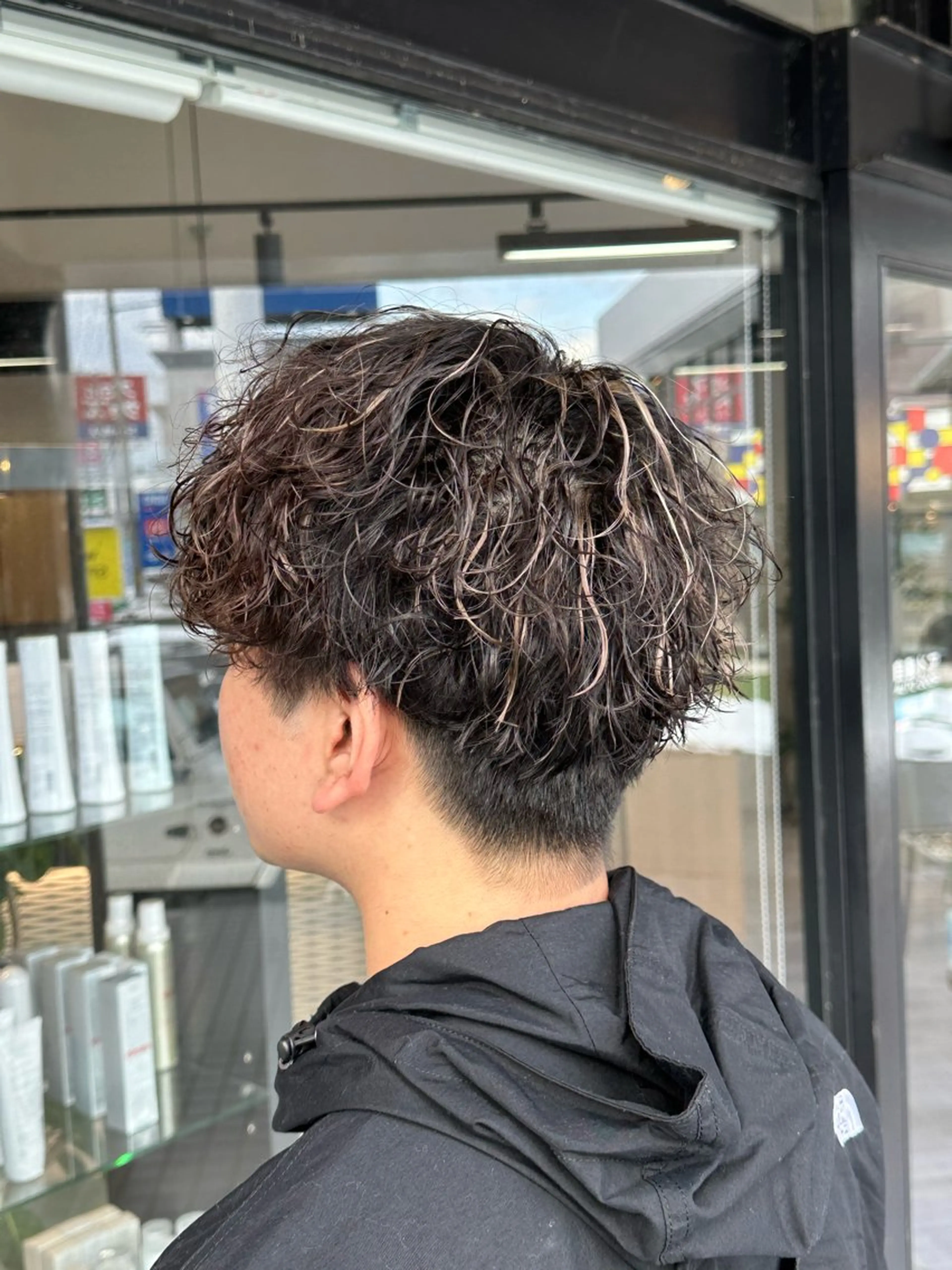 カラー パーマ メンズ メンズメッシュ メンズパーマ 波巻きパーマ ベージュカラー メッシュ arika オケシ　リョウダイのヘアスタイル