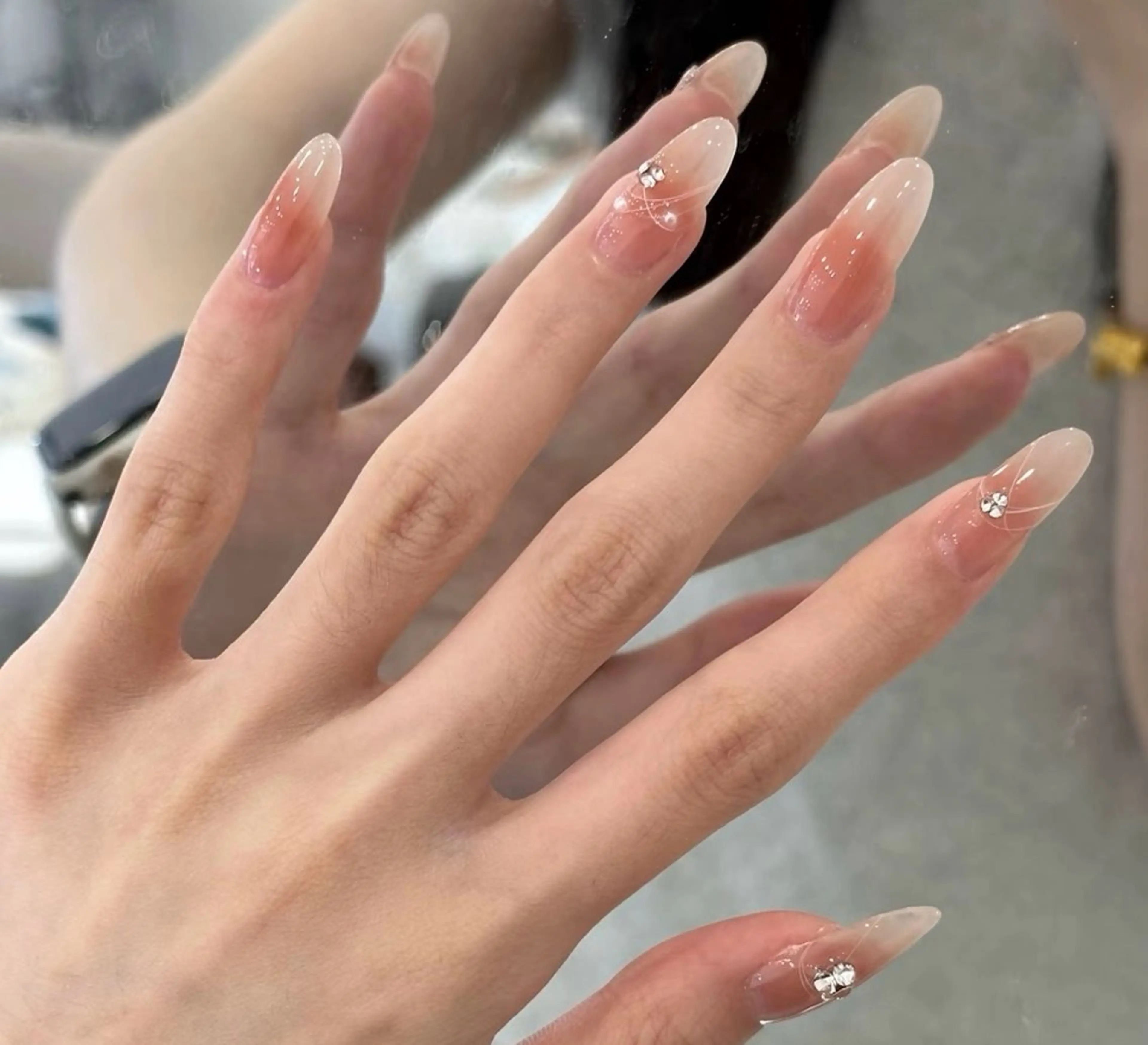 ネイル チークネイル 長さ出し フラワーネイル フレンチネイル ガーリー SunNail池袋駅 ワンホンネイルのネイルデザイン