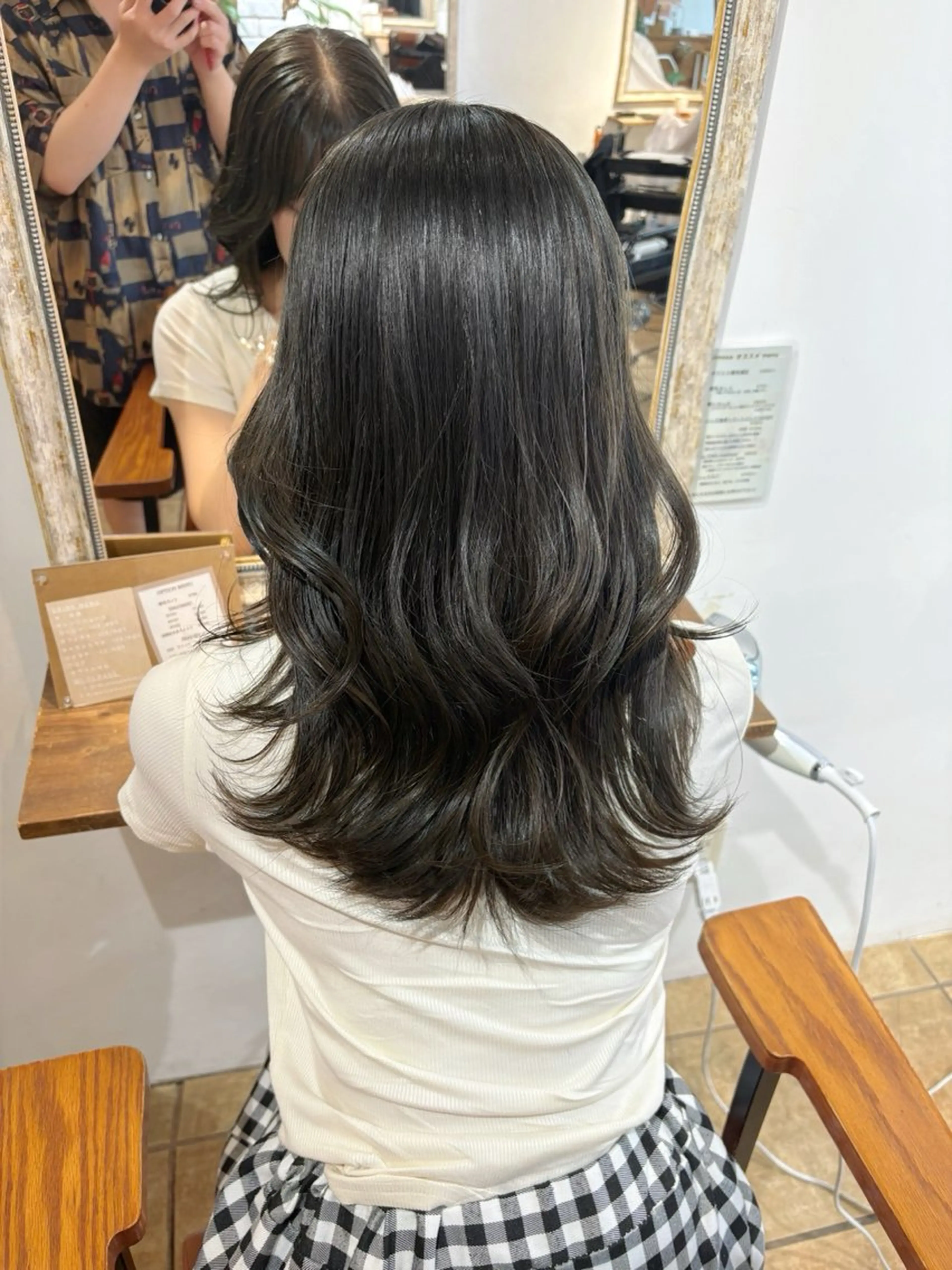 セミロング カラー カネコ ナナミのヘアスタイル