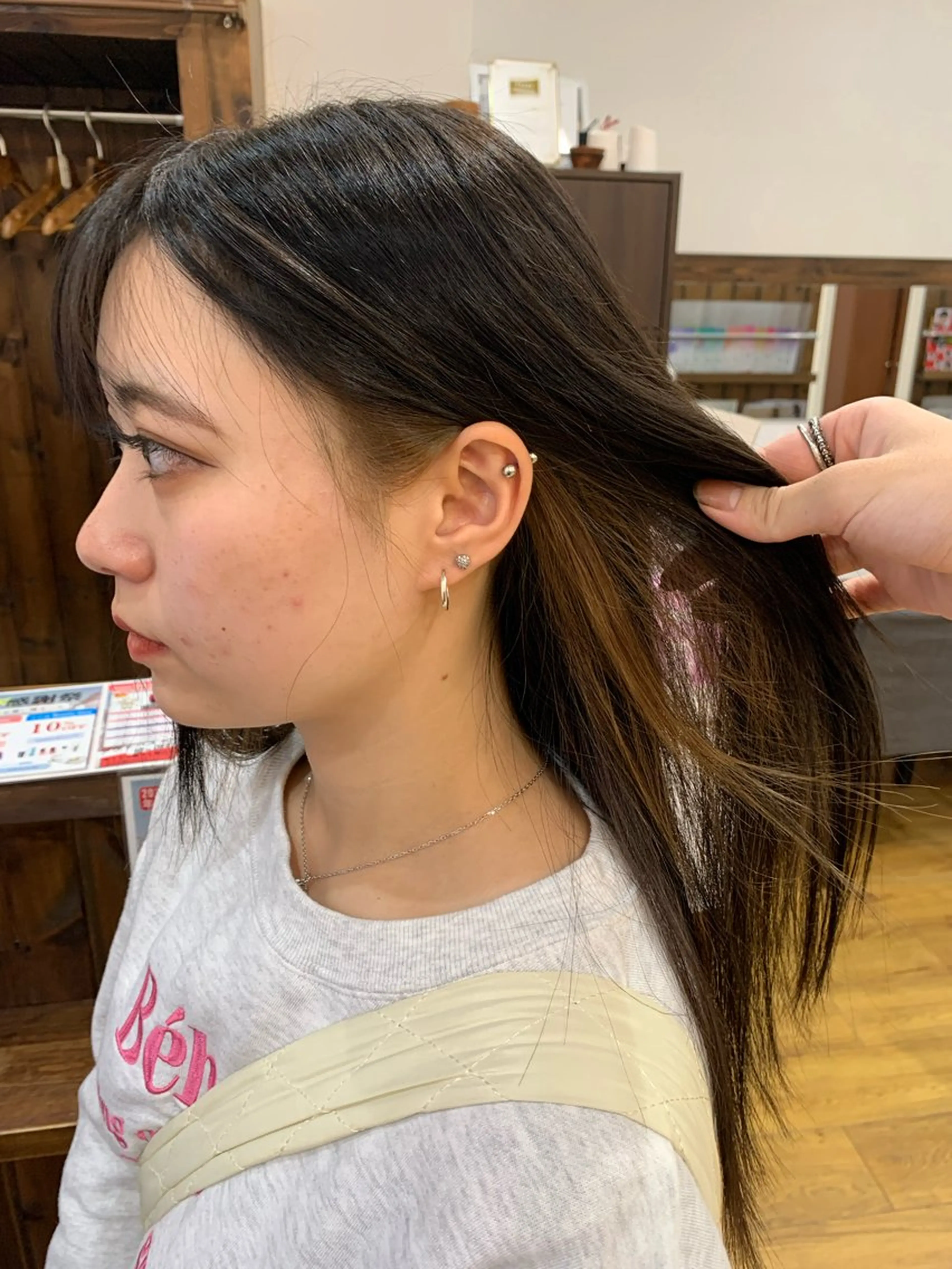 カラー ブリーチ イヤリングカラー インナーカラー ヘアカラー 🦋メンズカット/パ ーマモデル紀輔🦋‪のヘアスタイル