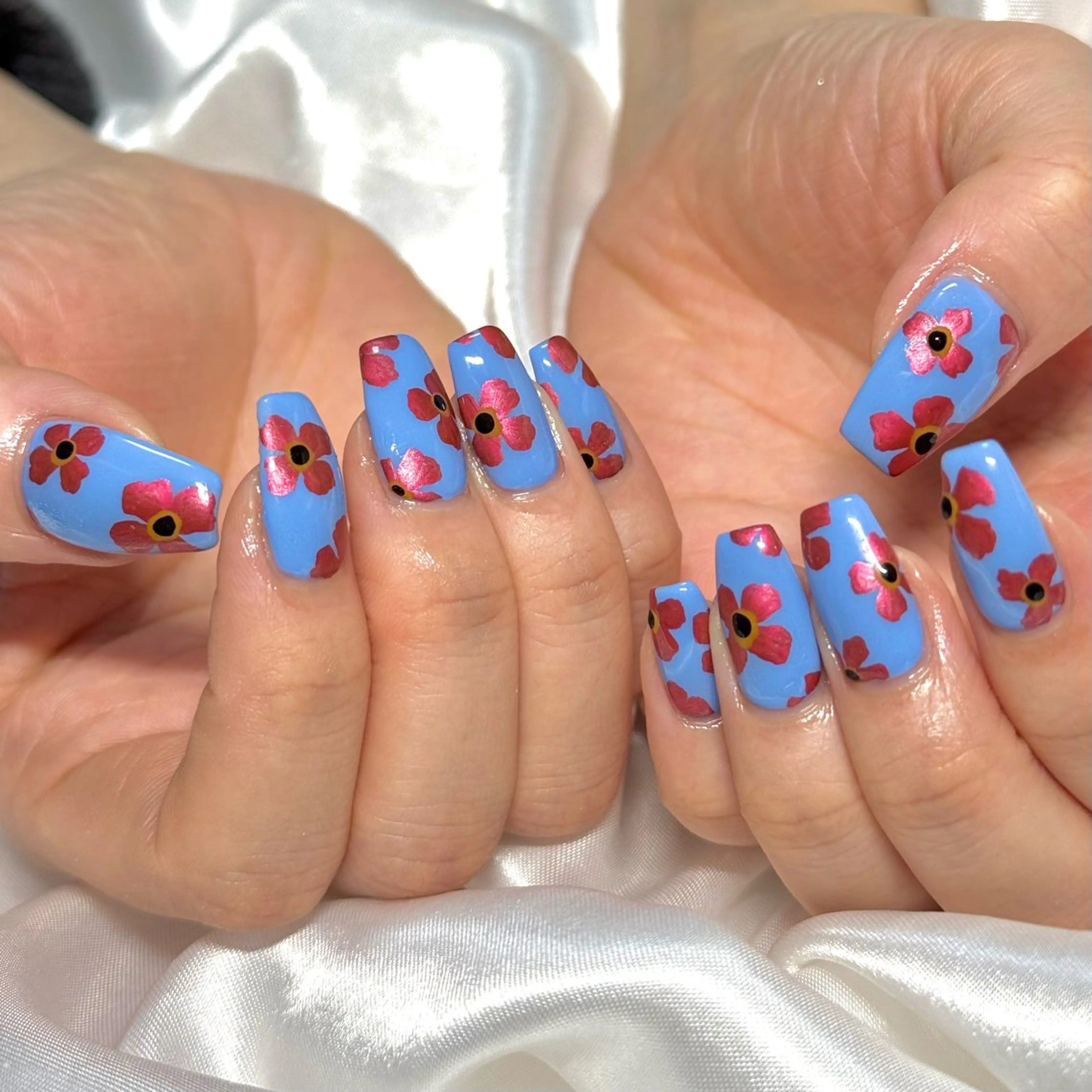 ネイル ブルー フラワーネイル 水色 ワンカラーネイル ハンドネイル OKIKA所属・【OKIKA】 らん🦖🌈🧡のマツエク・マツパデザイン