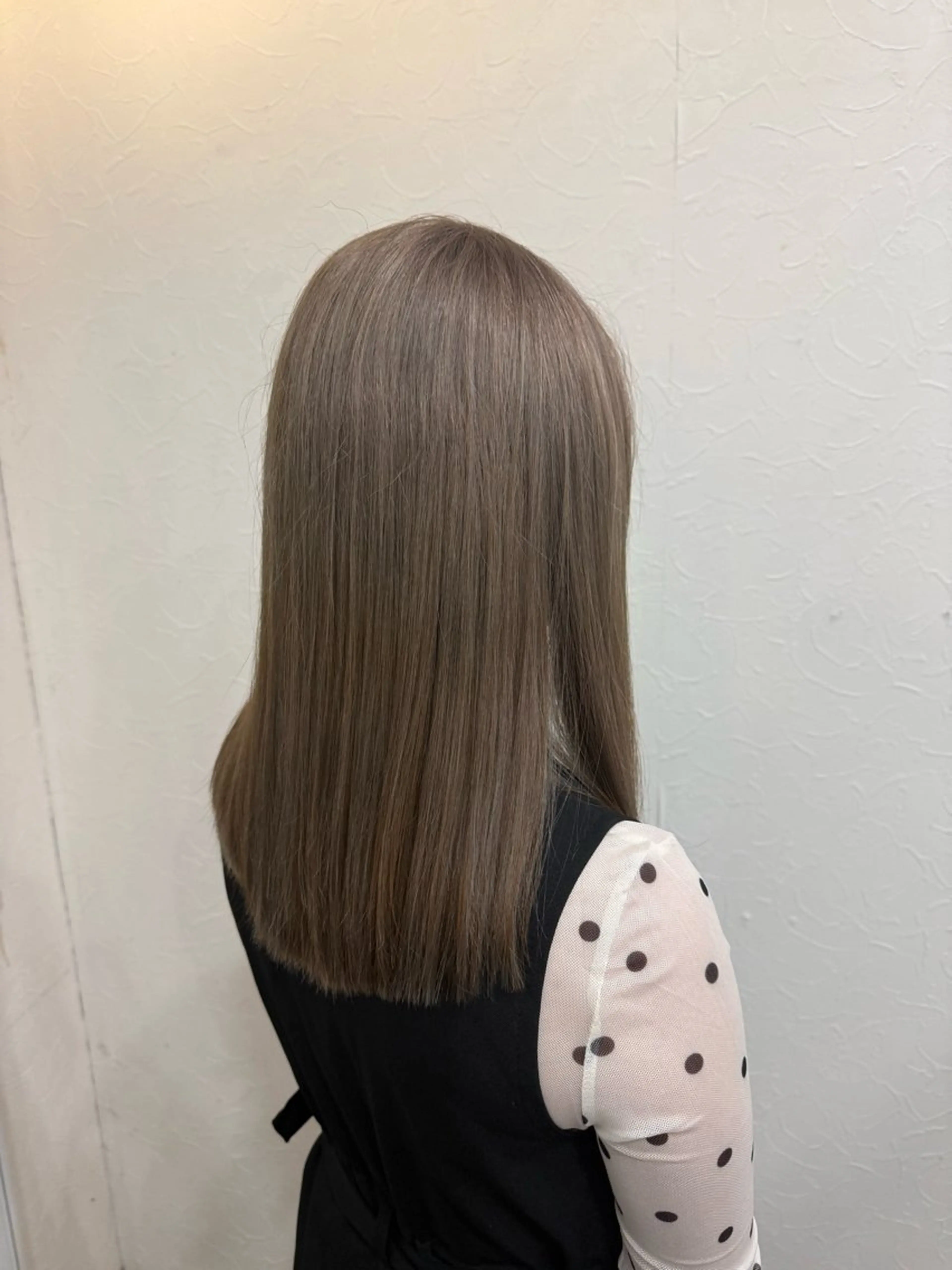 カラー ブリーチ ダブルカラー グレージュ 堀 優花のヘアスタイル