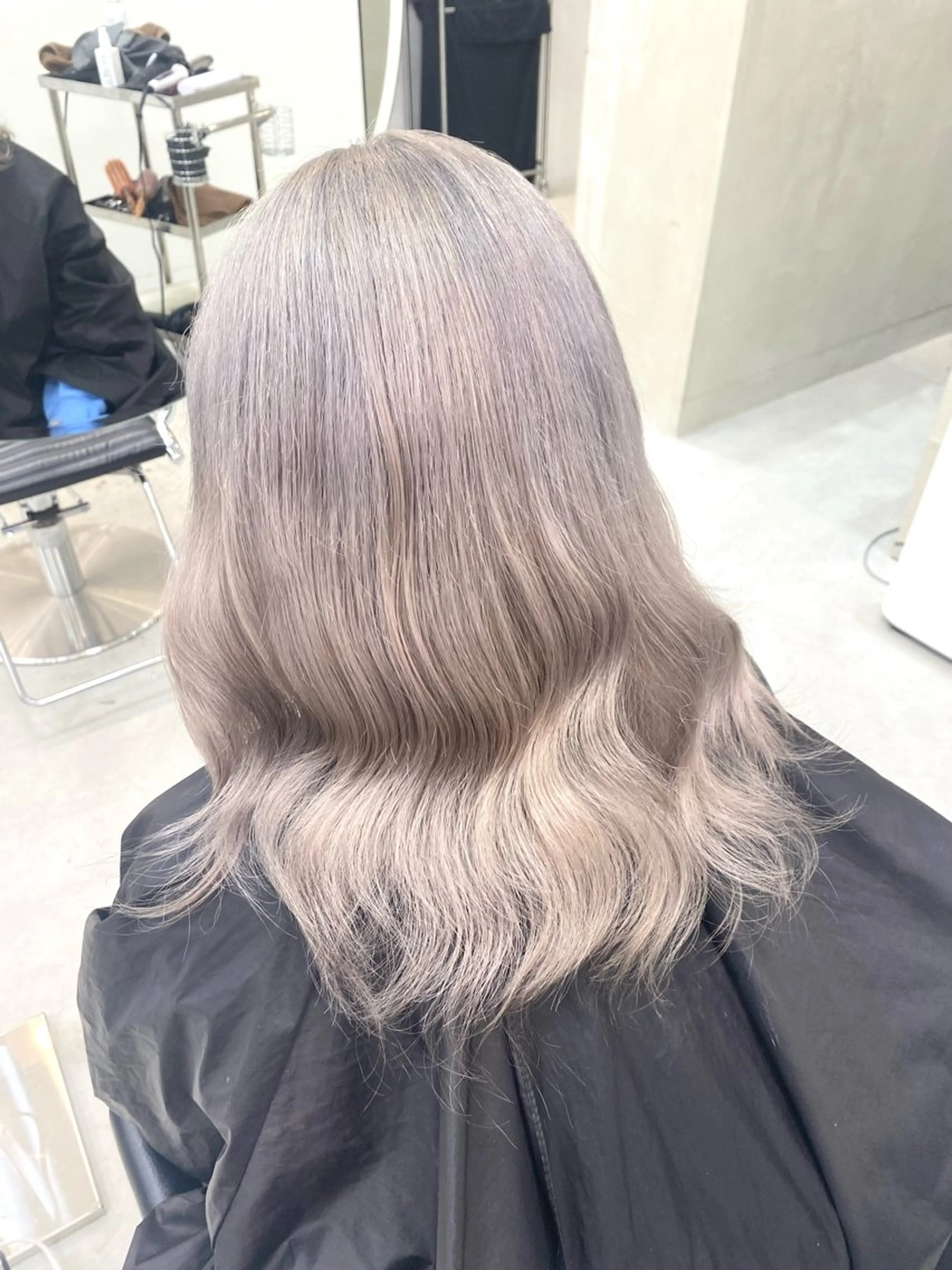 カラー ブリーチ シルバー 漆崎 相美のヘアスタイル