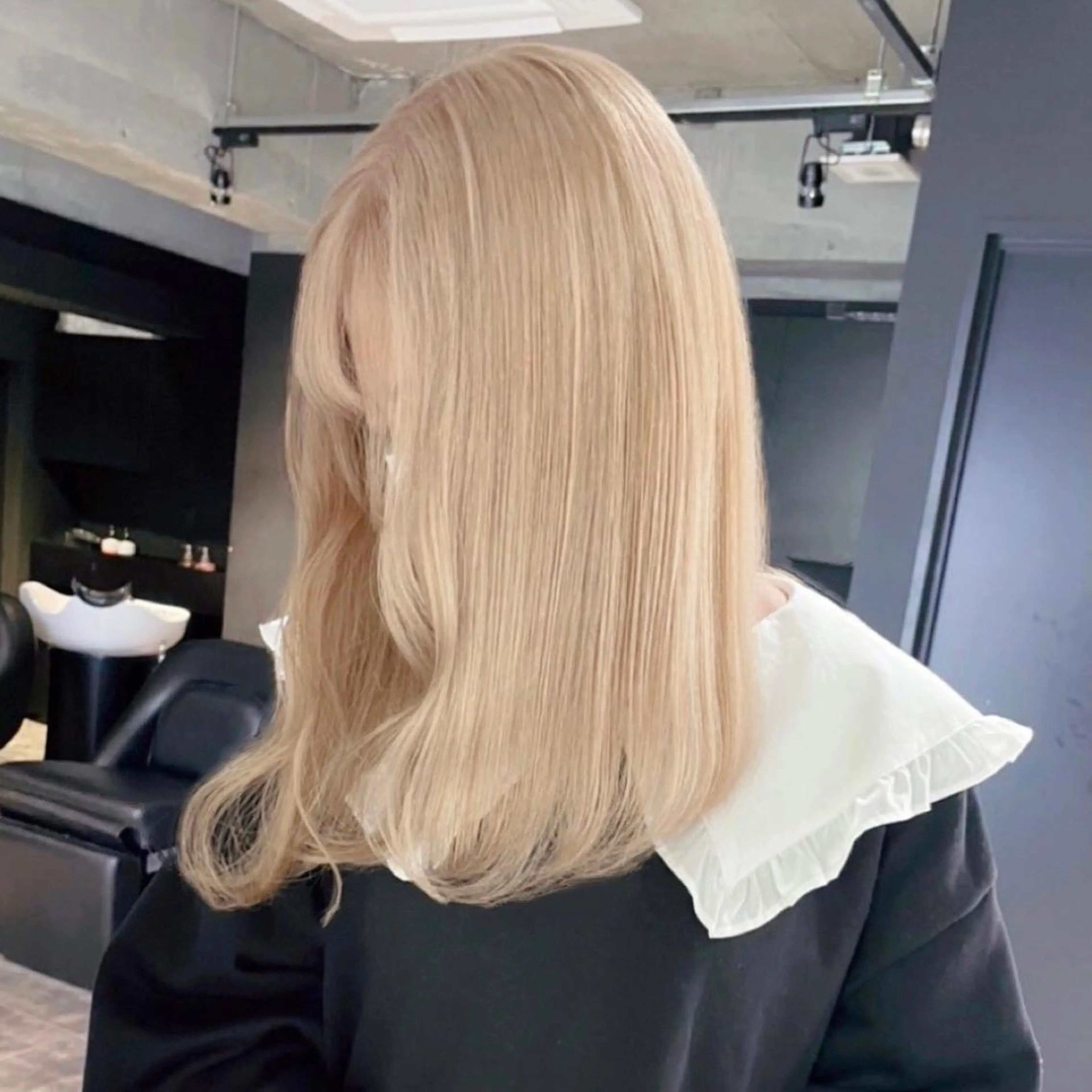 セミロング カラー ブロンド ホワイトブロンド ヘアカラー トリートメント ✨ハイトーン✨ 濱田知孝のヘアスタイル