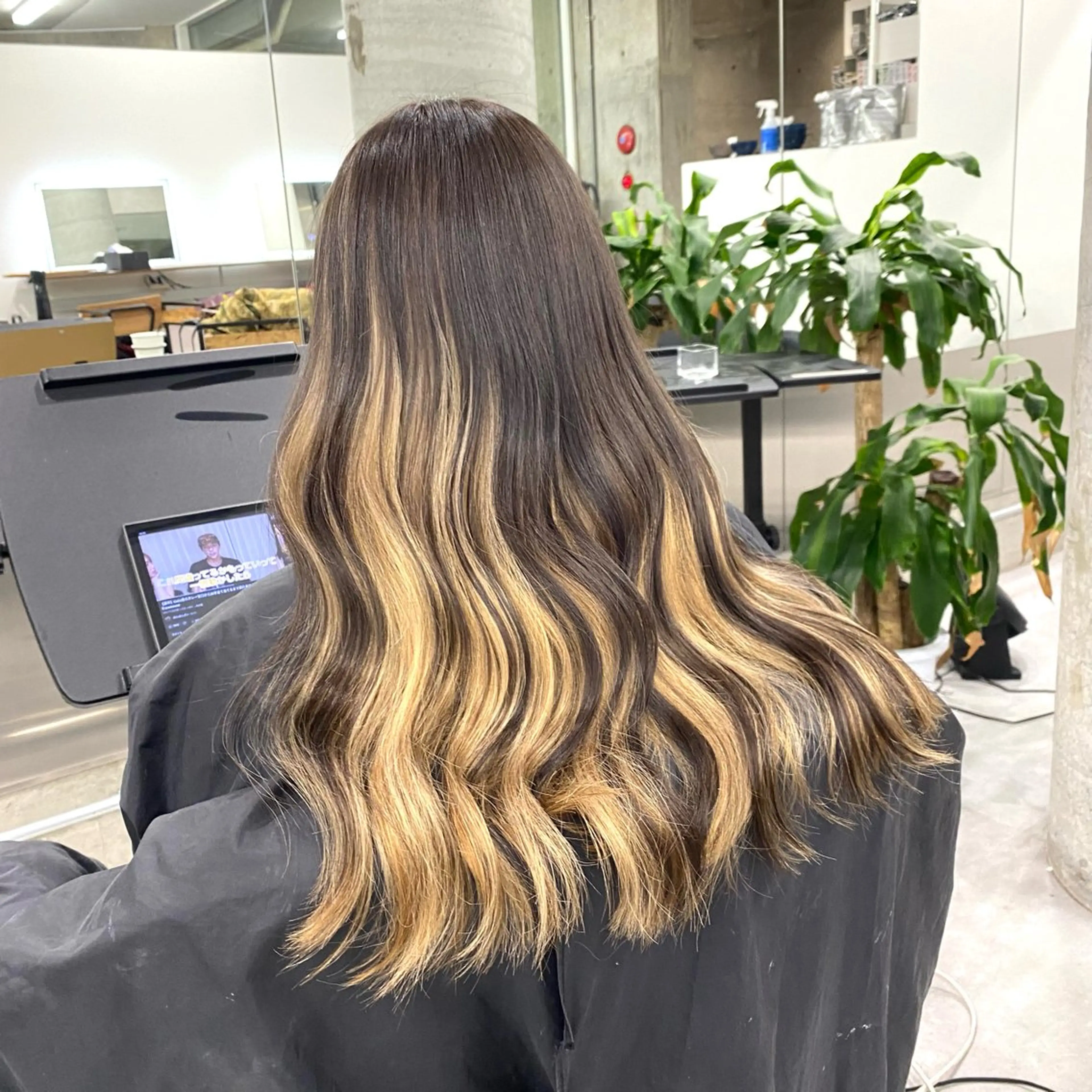 ロング カラー Welring hair salon所属・Runa/大人 かわいいハイトーンのヘアスタイル