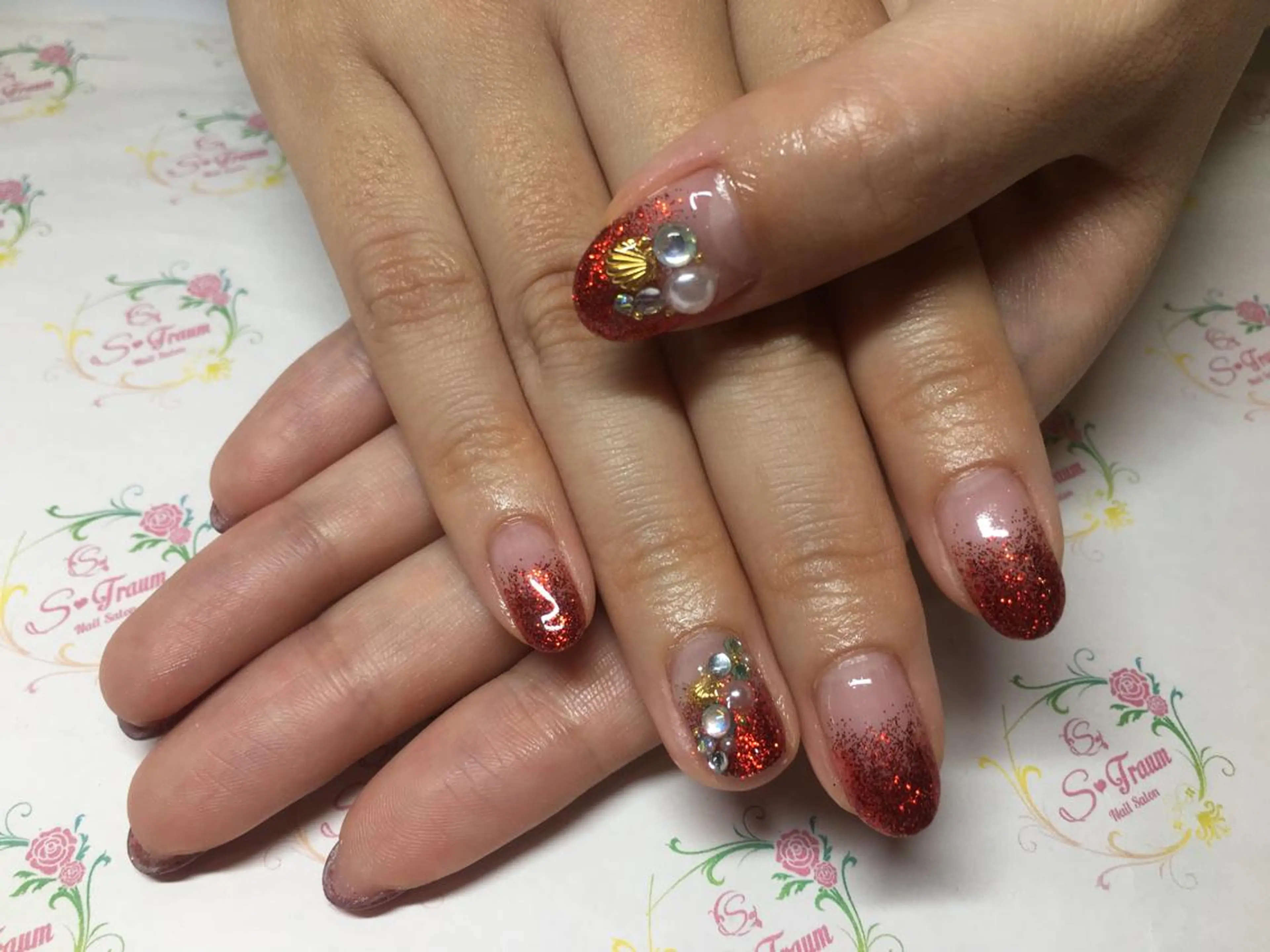 ネイル ラメ(グリッター) ラメグラデーション 赤色 ストーンネイル Nail Salon S-Traumのネイルデザイン