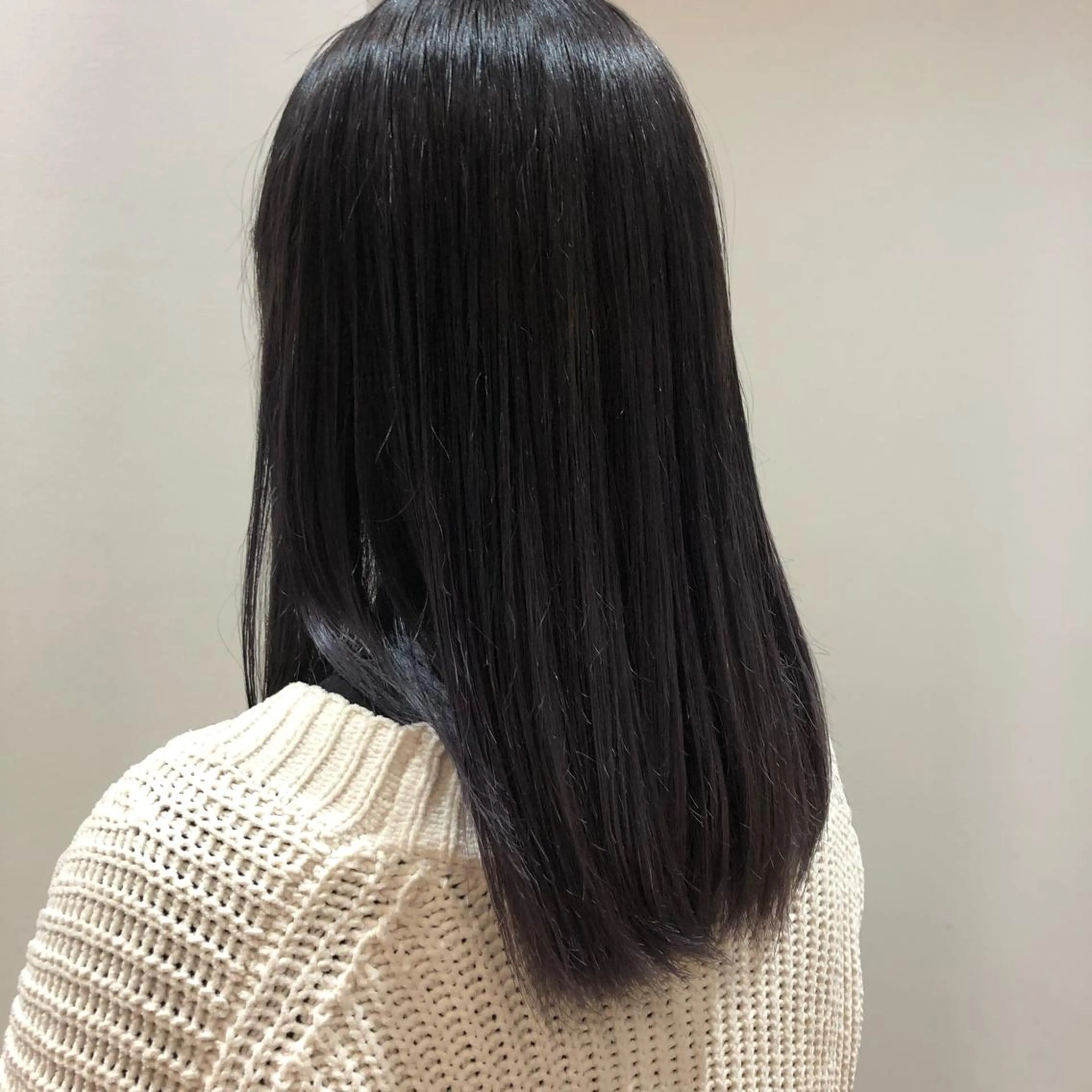 ミディアム カラー パープルカラー シルバー 伊東 彩花のヘアスタイル