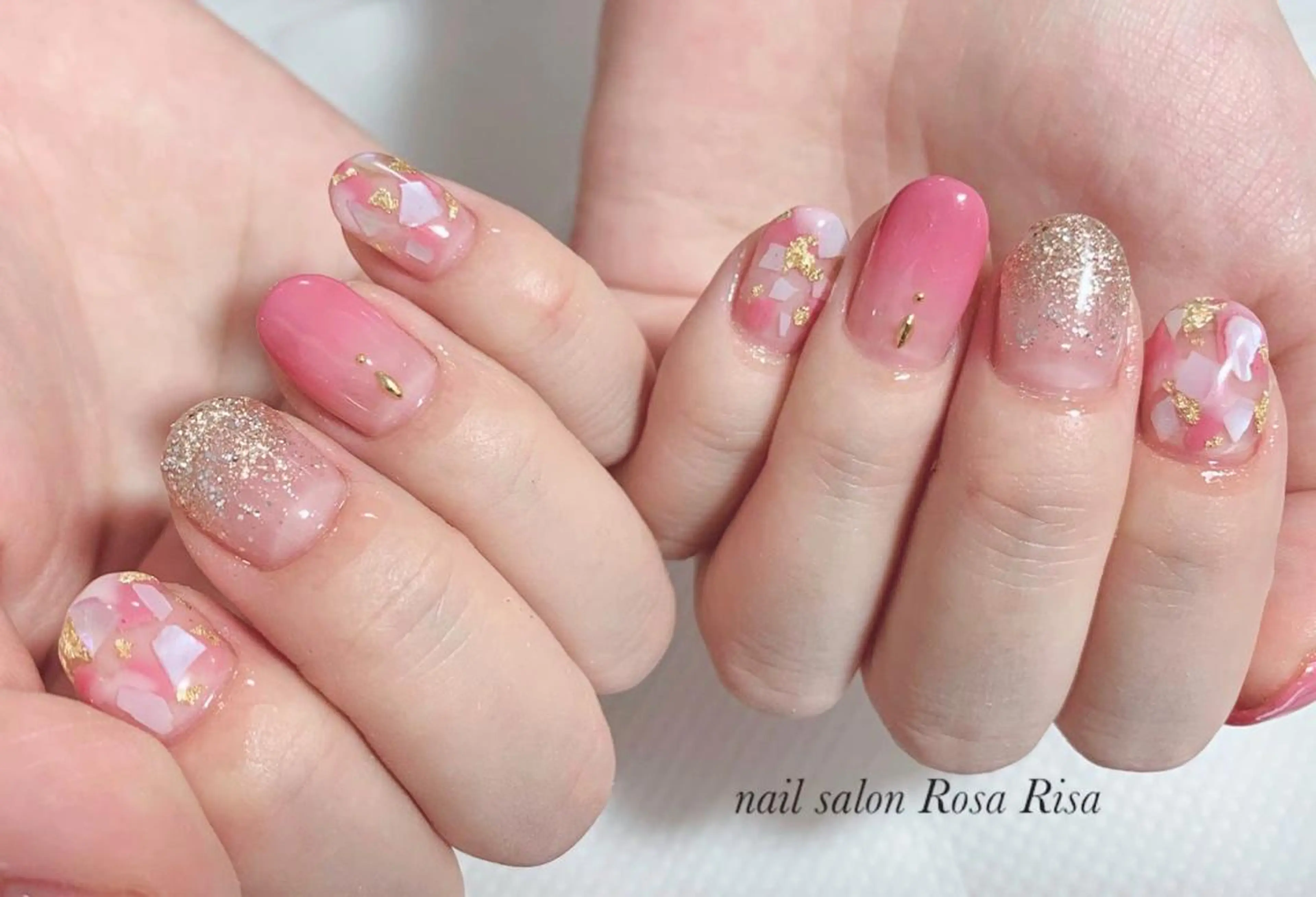 ミディアム ネイル ゴールド ピンク ネイルスタジオ シェイクユアハンズのネイルデザイン