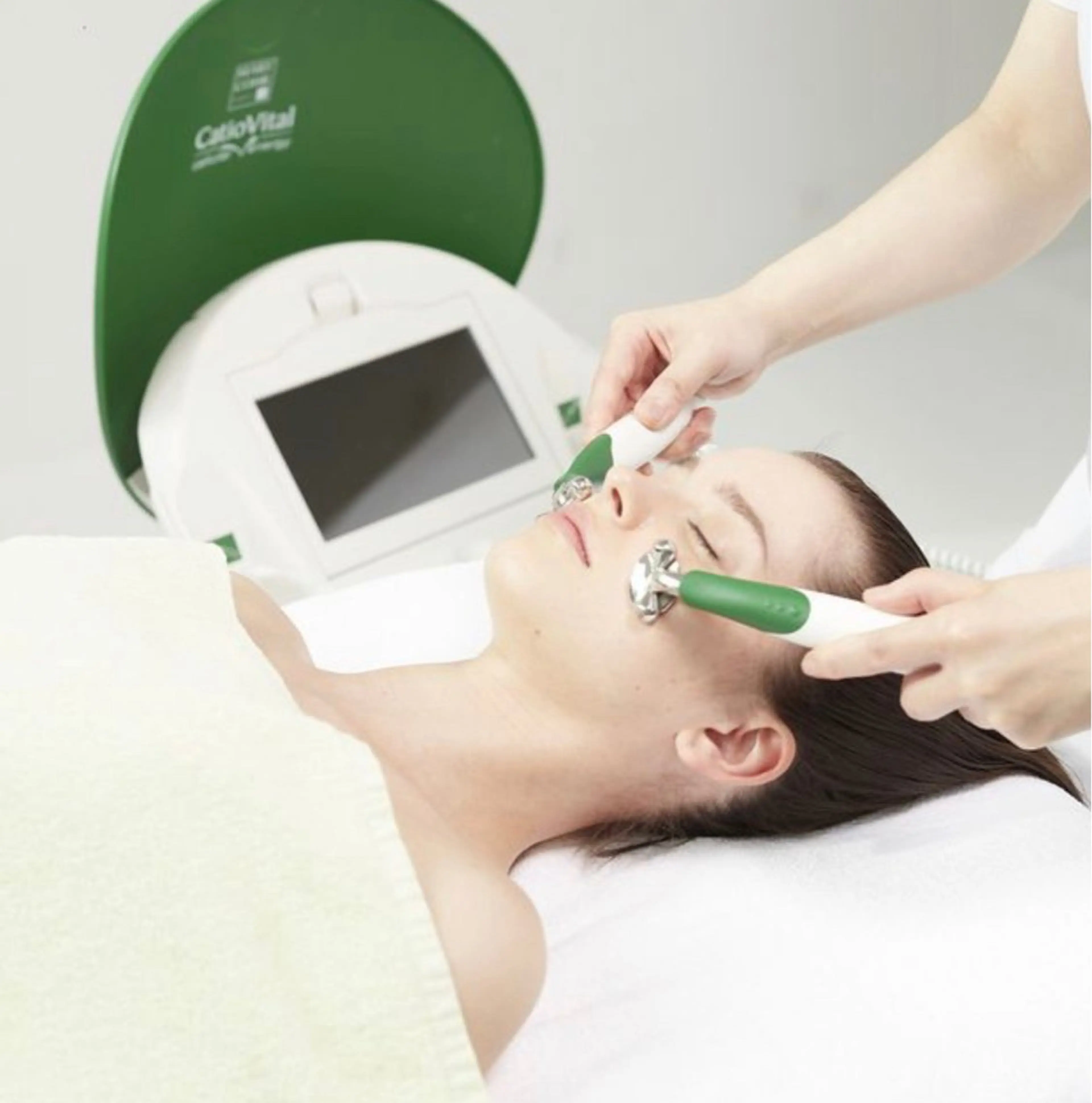 【人気の小顔ケア】その日に結果が出る!!EMSマシンを使用した今話題の表情筋リフトアップフェイシャル♪の写真