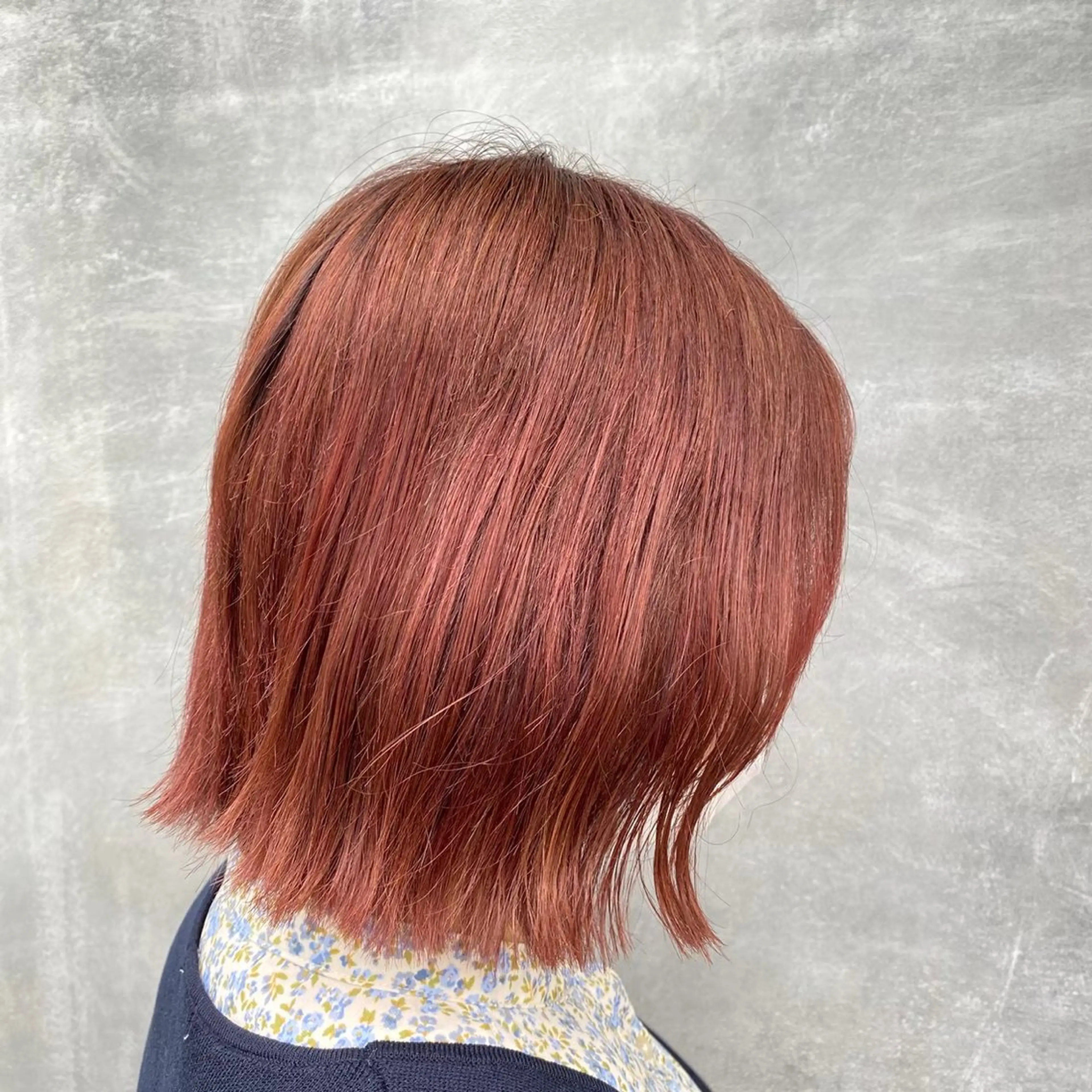 ショート カラー ブリーチ 透明感カラー レッドカラー 野崎 桃実のヘアスタイル