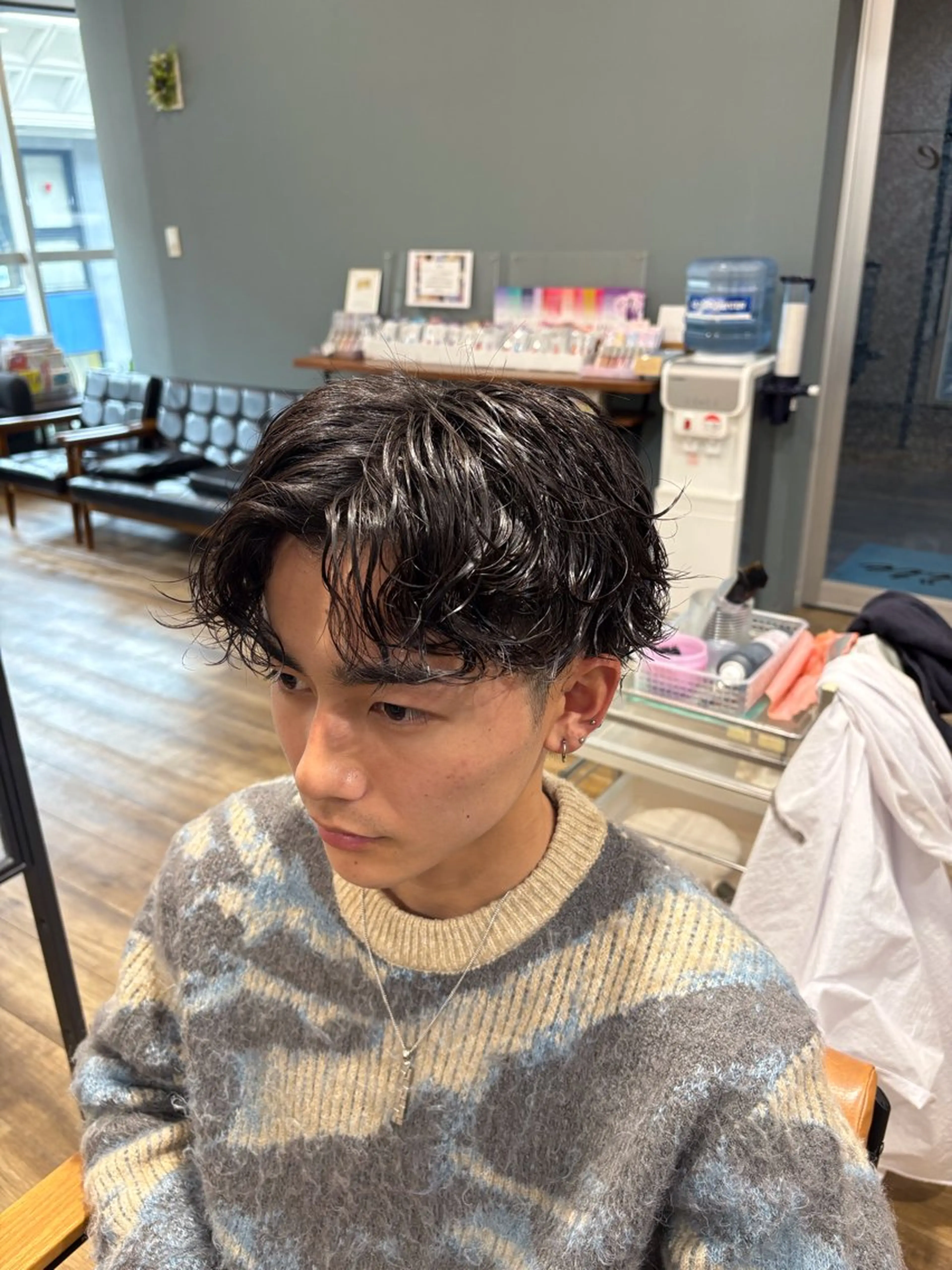 ミディアム パーマ メンズ ミディアムパーマ センターパート メンズパーマ くせ毛 スパイラルパーマ カット パーマ 鶴田 将清のヘアスタイル