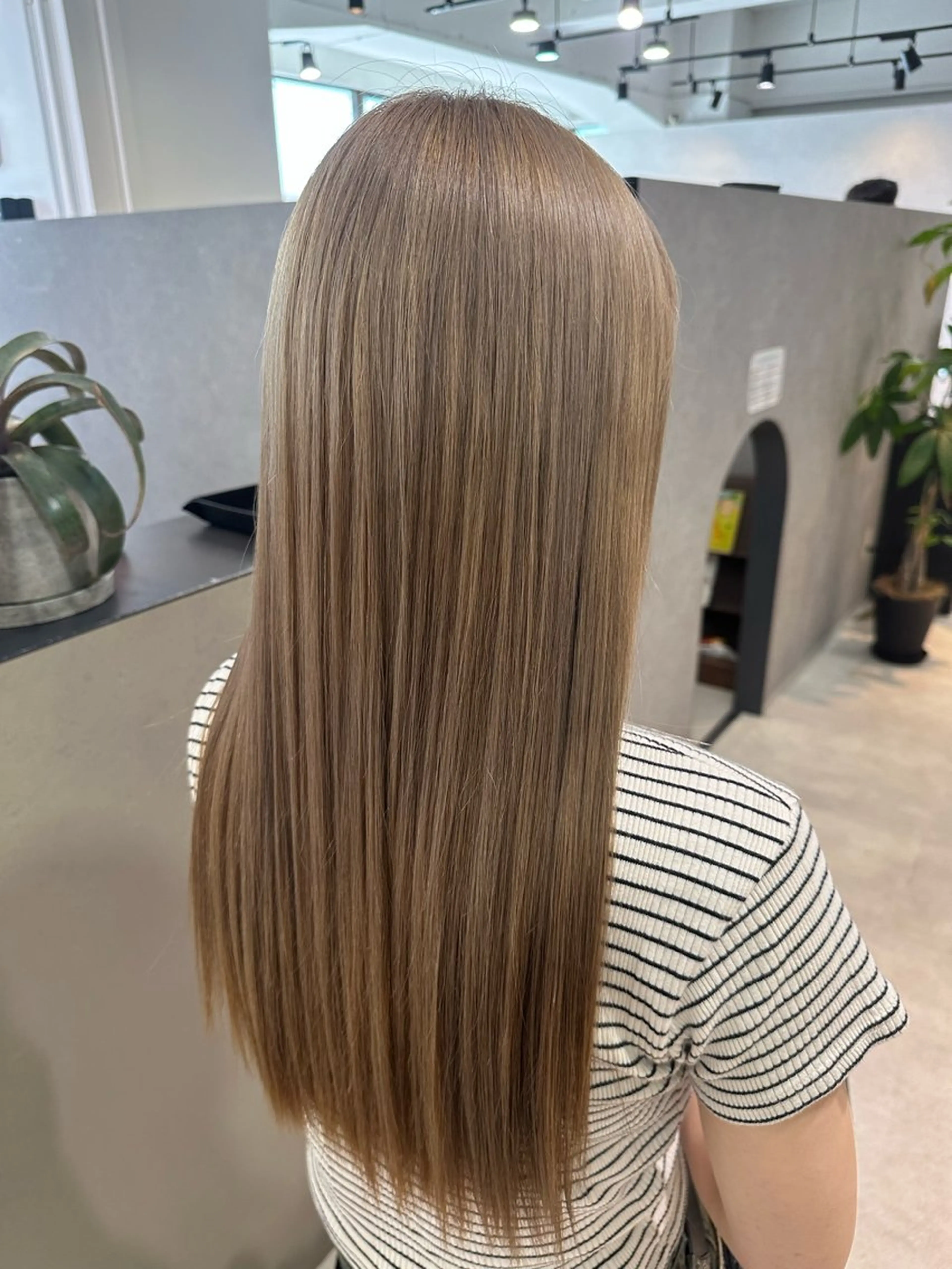 ロング ヘアカラー 足立 采弥のヘアスタイル