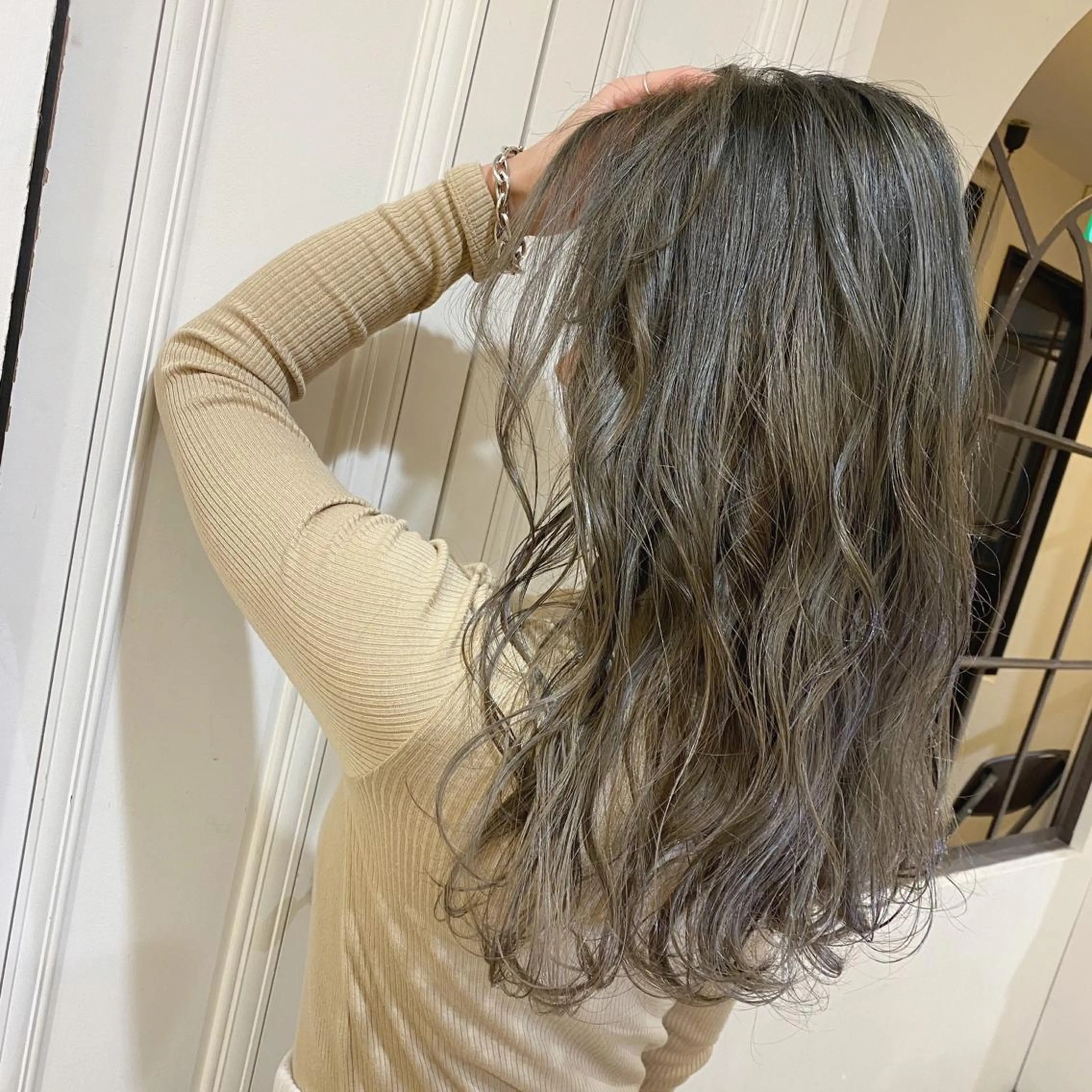 ミディアム 峯 志帆のヘアスタイル