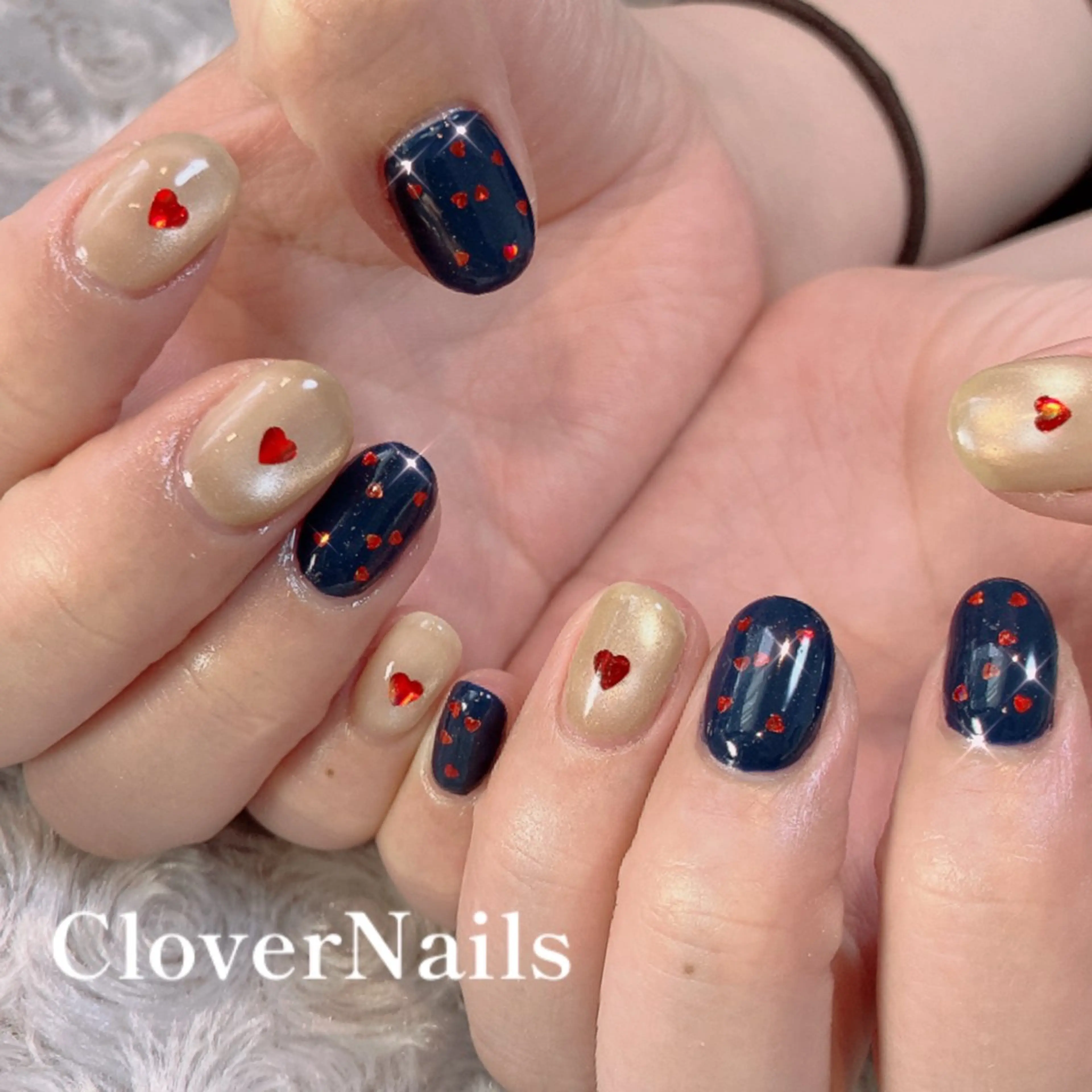 ネイル ゴールド ハート キラキラネイル ラメ(グリッター) ネイビー ハンドネイル 自宅ネイルサロン クロバーネイルのネイルデザイン