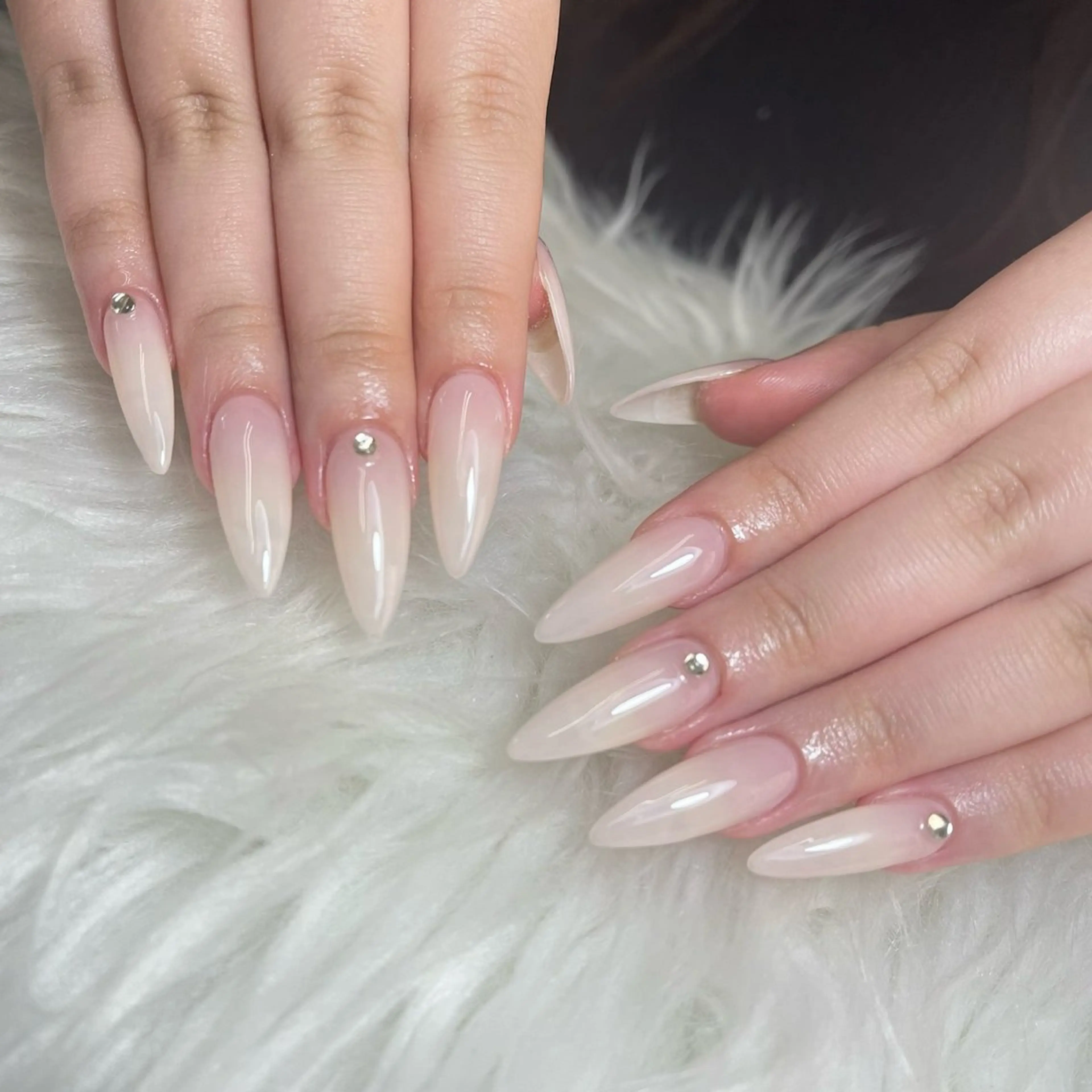 ネイル チークネイル 長さ出し フットネイル ジェルネイル 卒業式 𝓐𝓷𝓻𝓲 XiinhNailのネイルデザイン